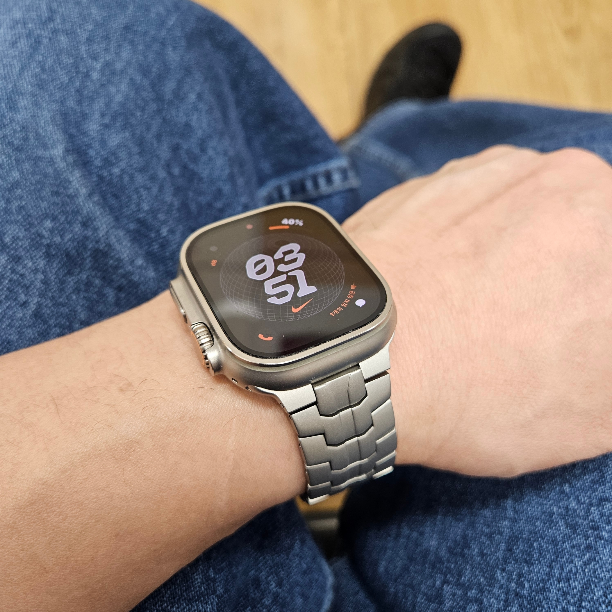 Apple Watch Ultra 49mm Titanium Case with Trail Loop S/M Black Gray (Korean Ver.) 착용 스타일 - 2