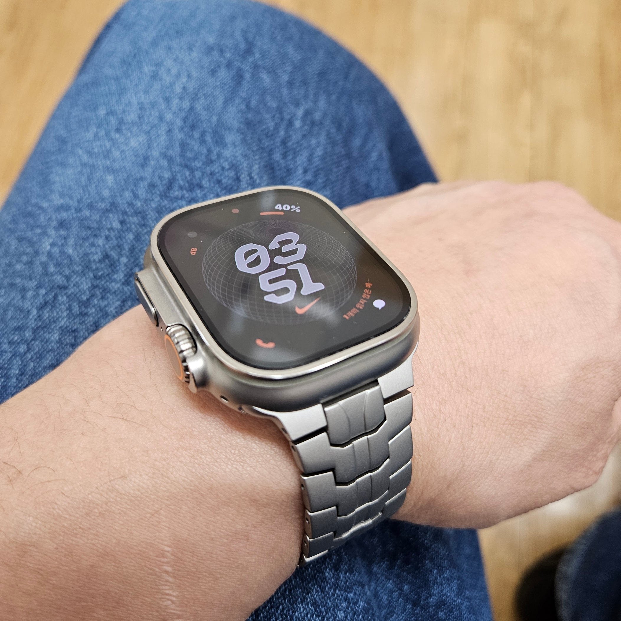 Apple Watch Ultra 49mm Titanium Case with Trail Loop S/M Black Gray (Korean Ver.) 착용 스타일 - 1
