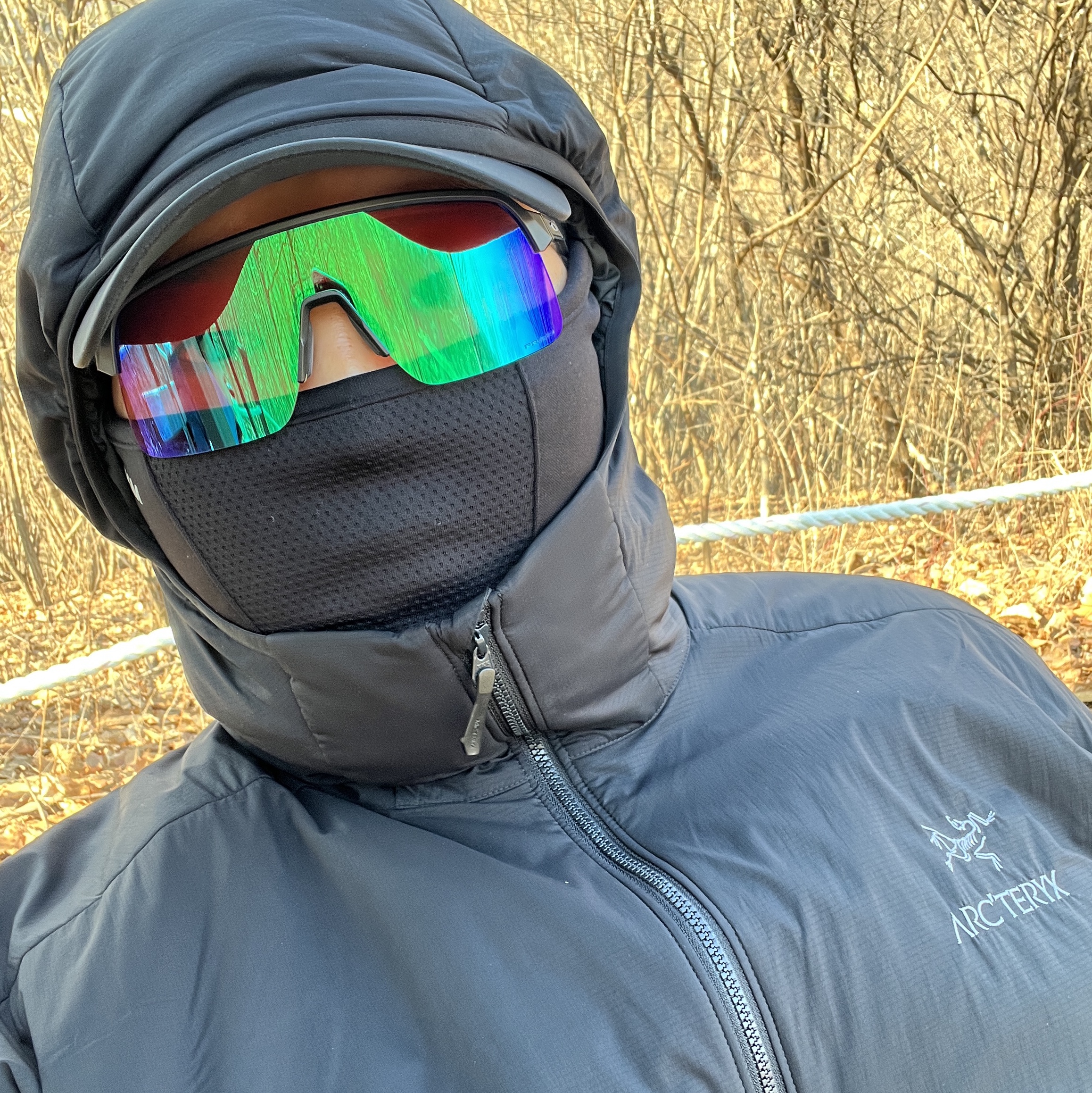Arc'teryx Atom LT Hoody Black, Oakley Sutro Lite Matte Carbon Frame Prizm Golf Lenses Low Bridge Fit 착용 스타일 - 4