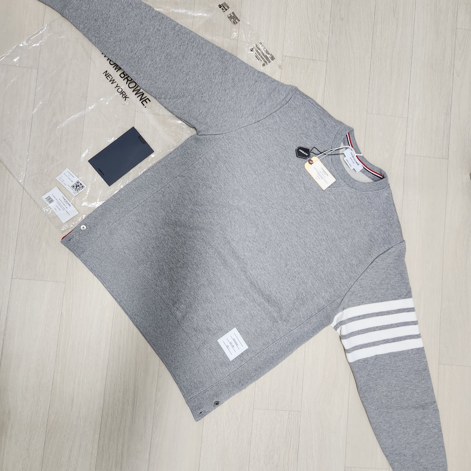 Thom Browne Engineered 4-Bar Sweatshirt Light Grey 착용 스타일