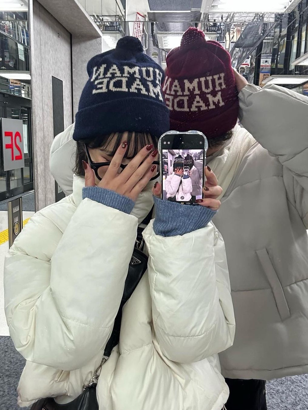 The North Face Sherpa Nuptse Jacket Sand, Human Made Pop Beanie Red 착용 스타일 - 3