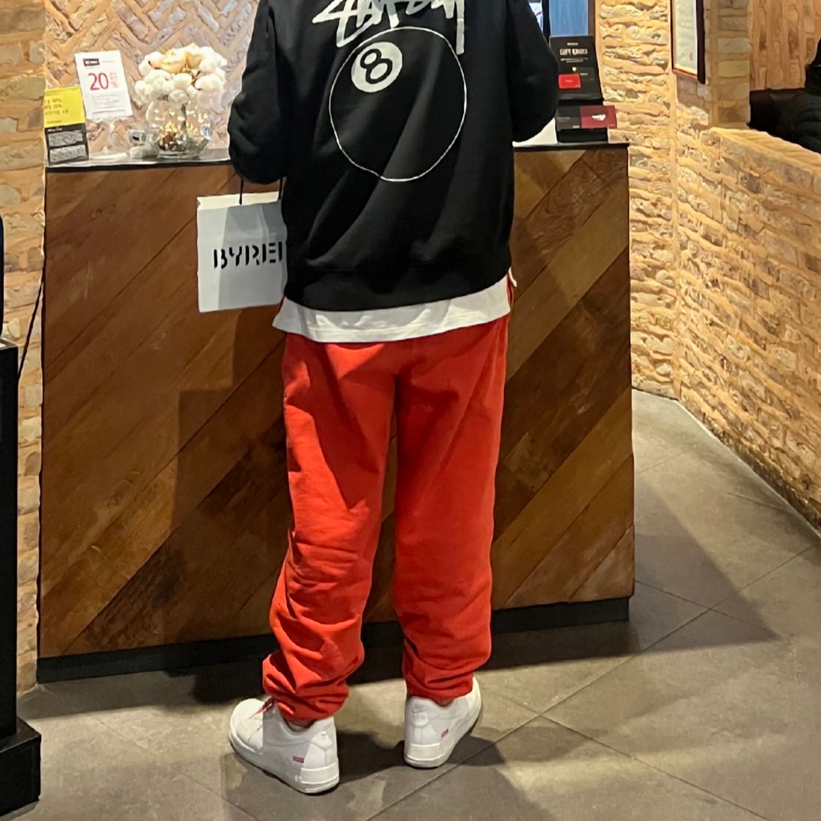 Nike x Stussy Pigment Dyed Fleece Pants Habanero Red (FJ9157-642), Nike x Supreme Air Force 1 Low White 착용 스타일 - 1