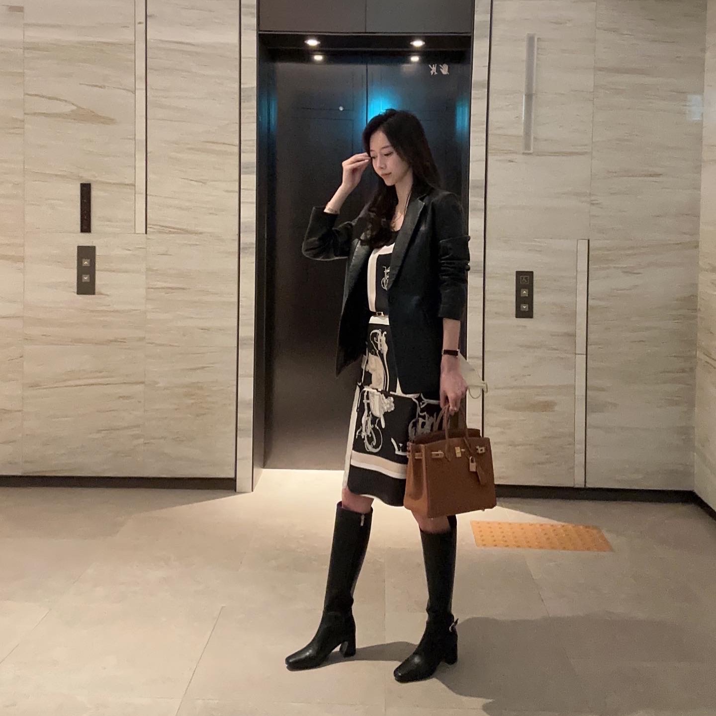 Hermes Birkin 25 Bag Togo & Gold 착용 스타일 - 2
