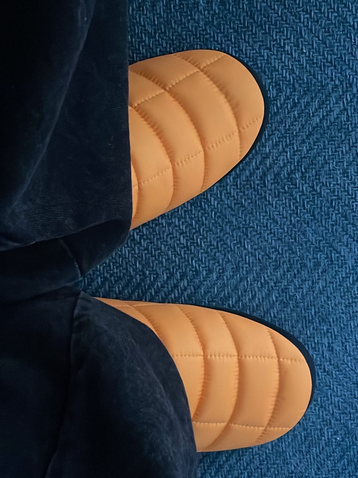 The North Face Thermoball Traction Mule V Summit Gold 착용 스타일