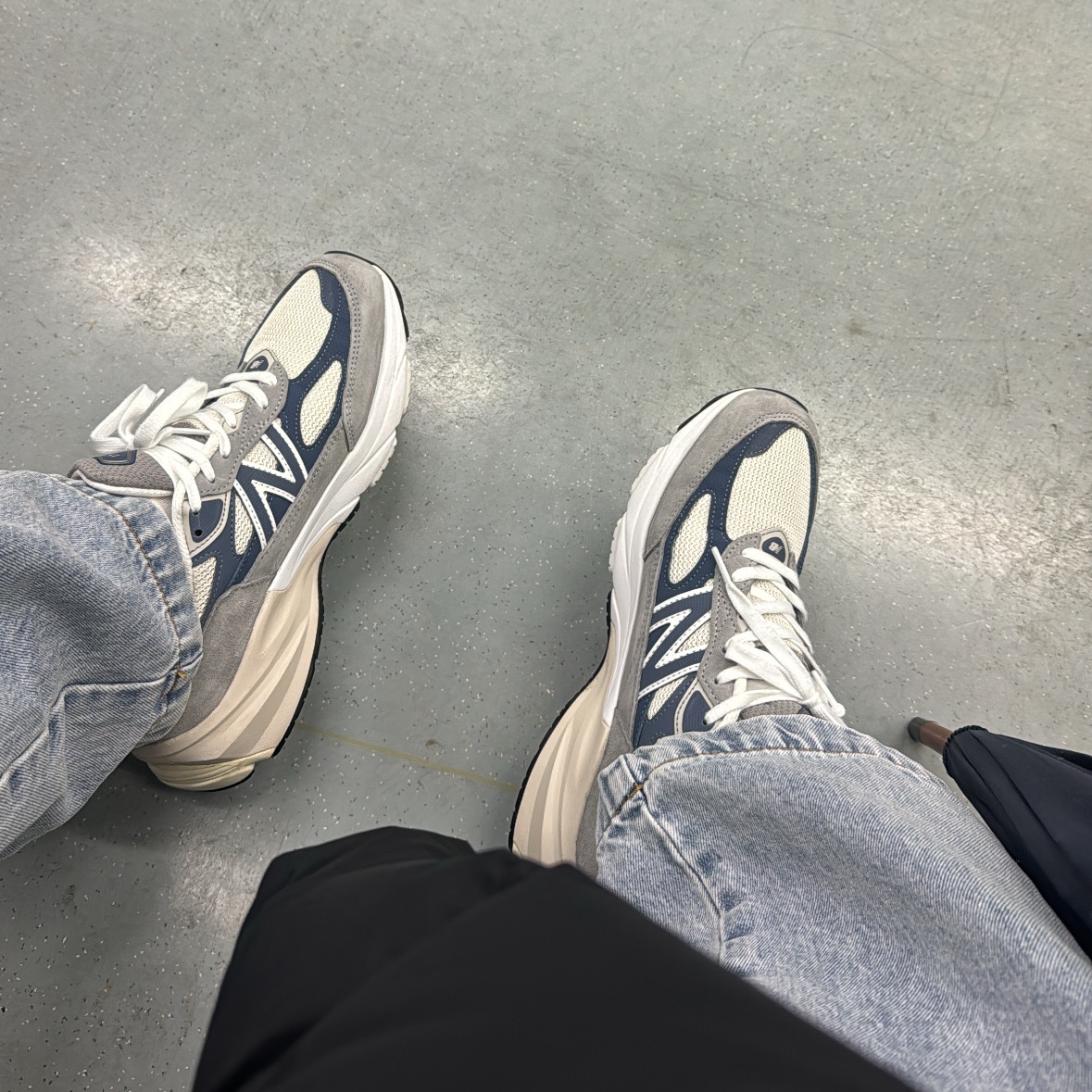 New Balance 990v6 Made in USA Gray Suede 착용 스타일 - 3