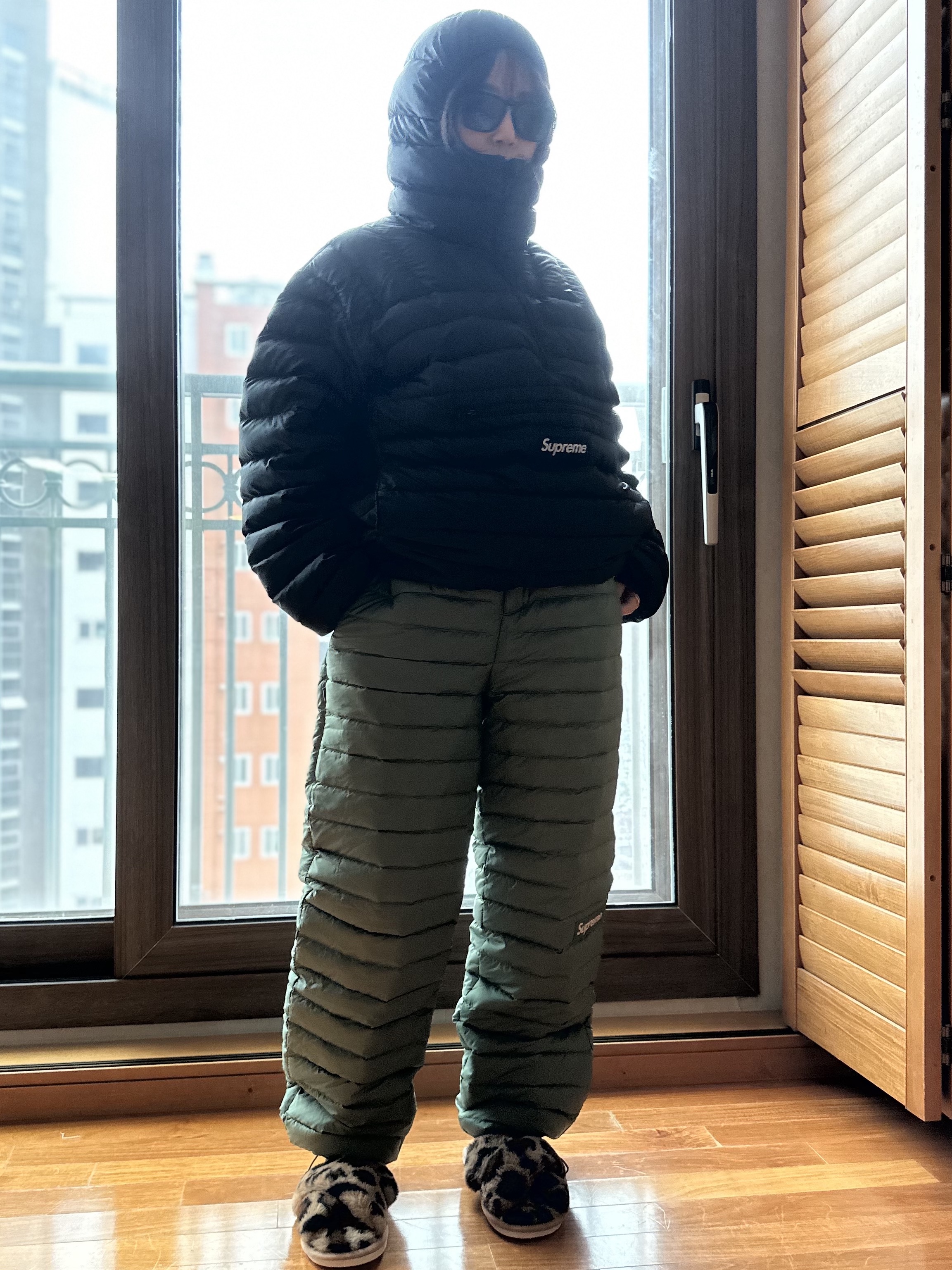 Supreme Micro Down Pant Olive - 23FW, Supreme Micro Down Half Zip Hooded Pullover Black - 23FW 착용 스타일 - 4