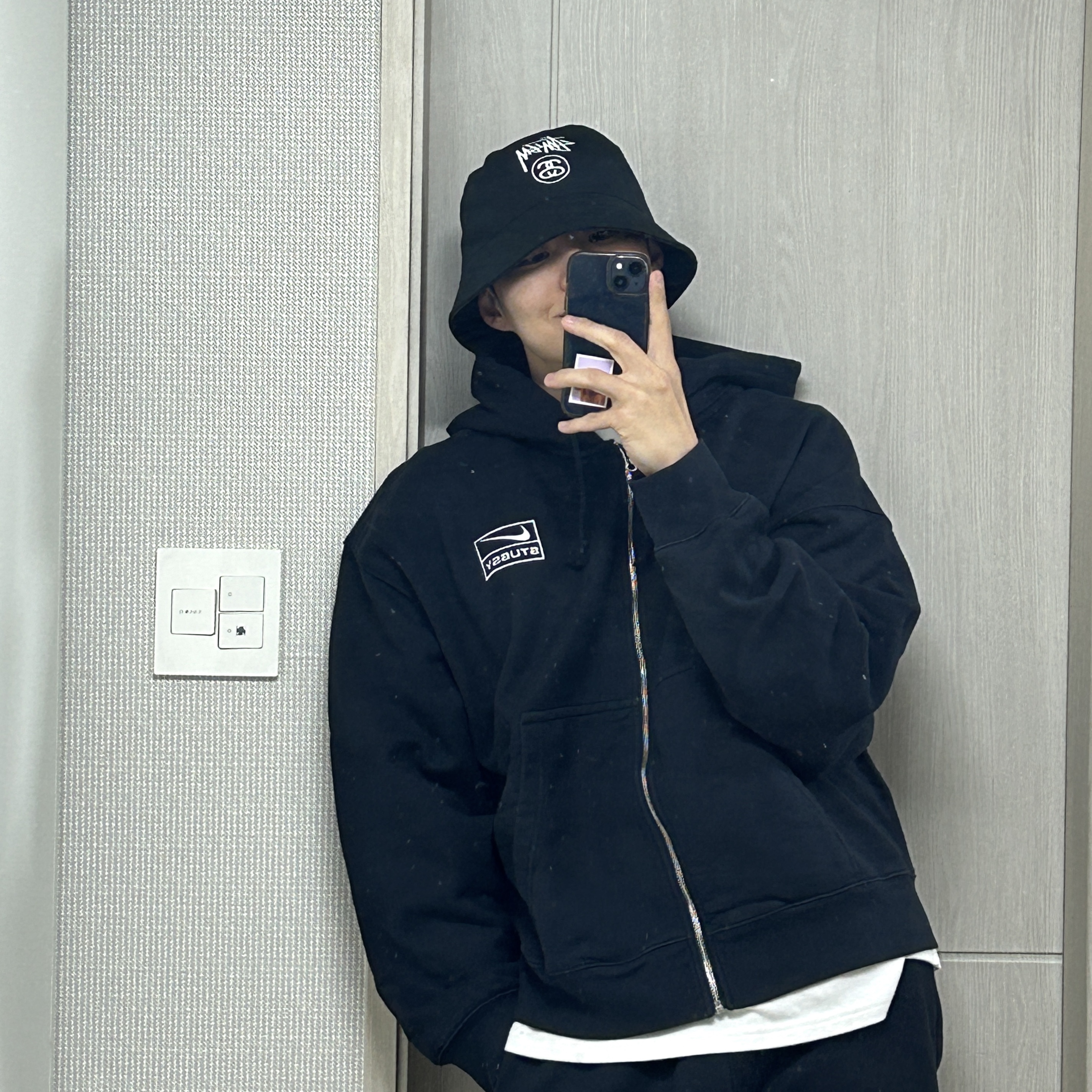 Nike x Stussy Full Zip Washed Fleece Hoodie Black (FJ9175-010), Nike x Stussy NRG Washed Fleece Pants Black (DO5296-010) 착용 스타일 - 2