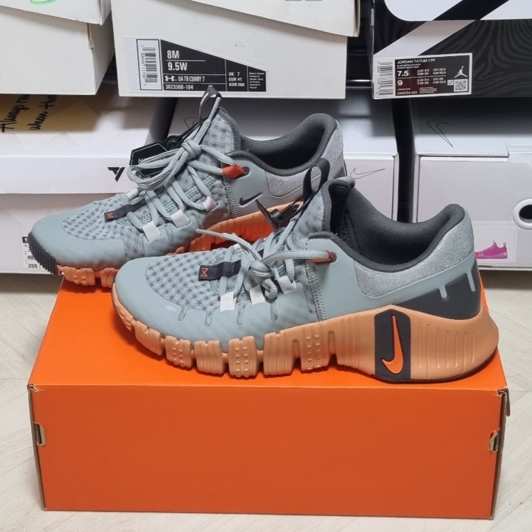 Nike Free Metcon 5 Mica Green 착용 스타일 - 1