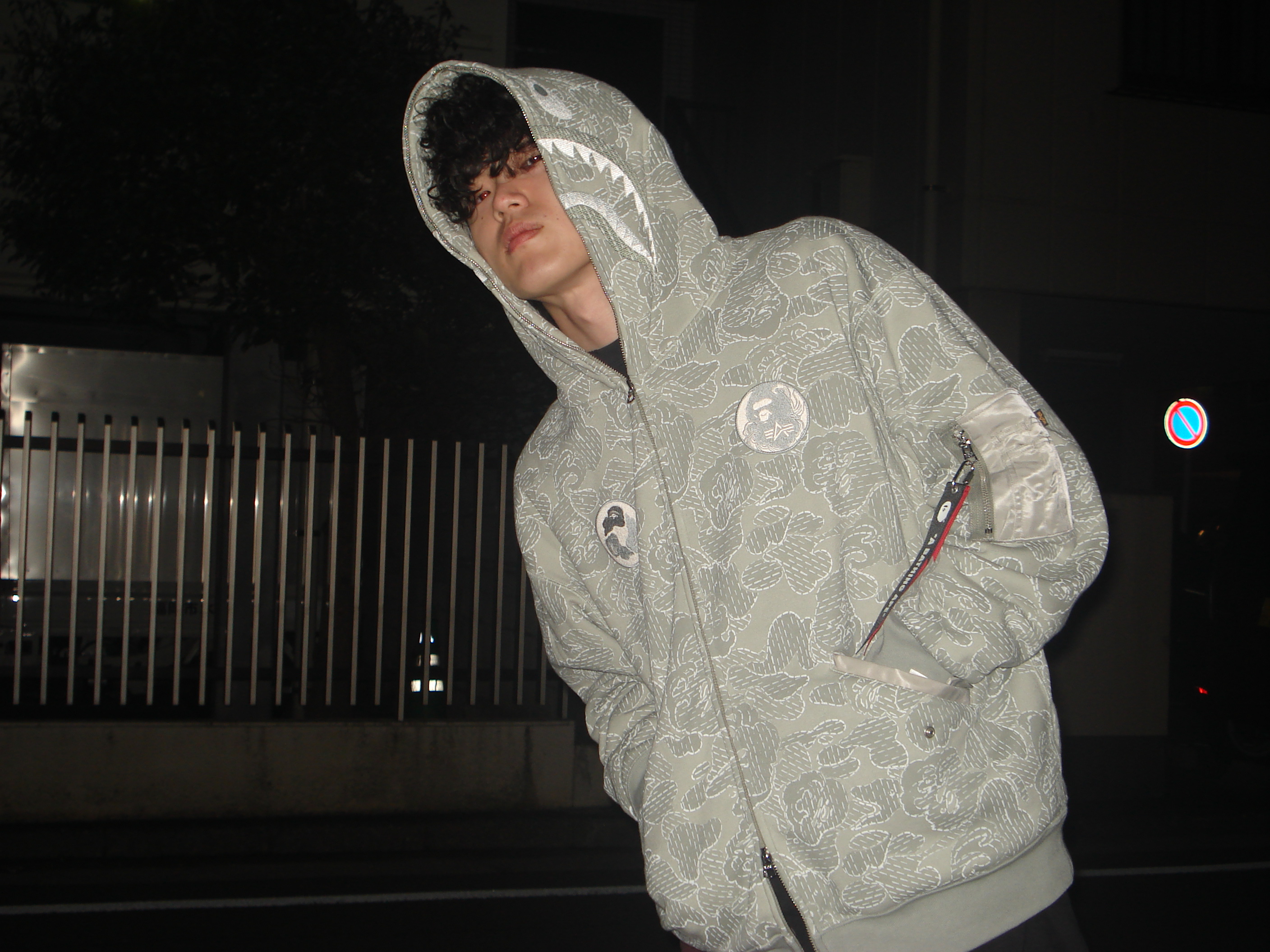 BAPE x Alpha Industries Shark Full Zip Hoodie Olive Drab, Balenciaga 3XL Sneakers Yellow Black 착용 스타일 - 1