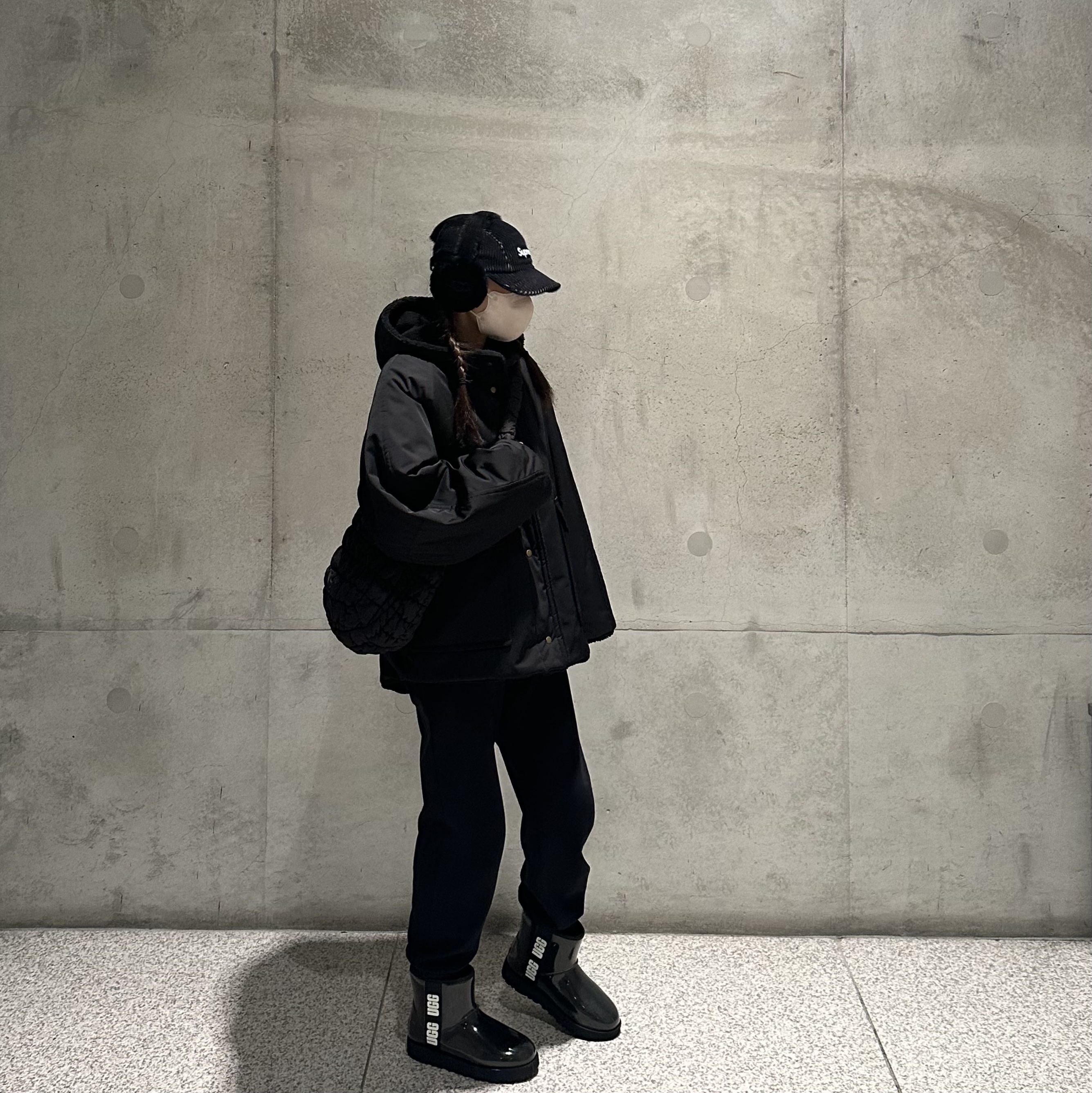 (W) UGG Embroidered Logo Earmuff Black, COS Quilted Messenger Bag Black 착용 스타일 - 2
