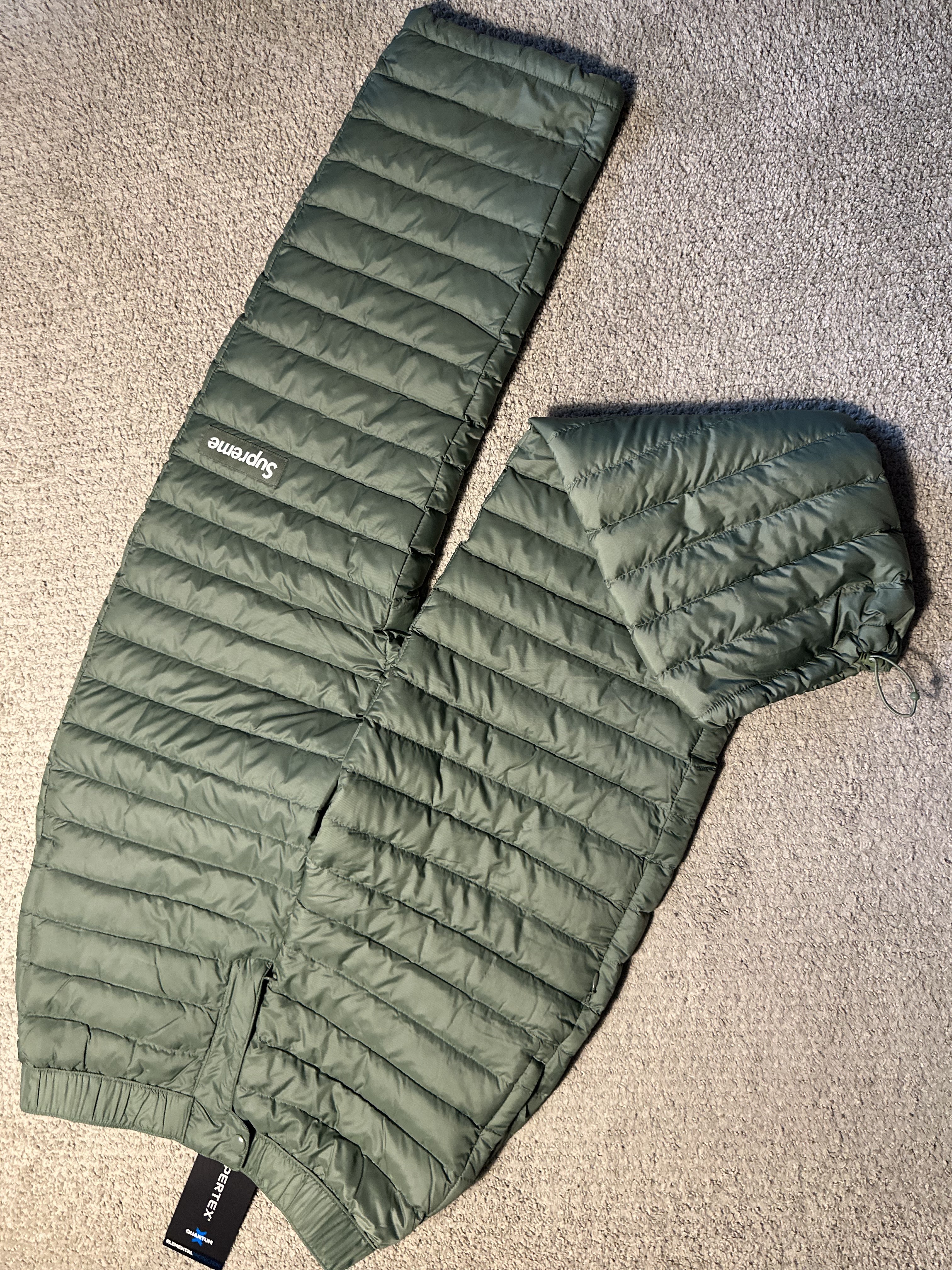 Supreme Micro Down Pant Olive - 23FW, Supreme Micro Down Half Zip Hooded Pullover Black - 23FW 착용 스타일 - 9