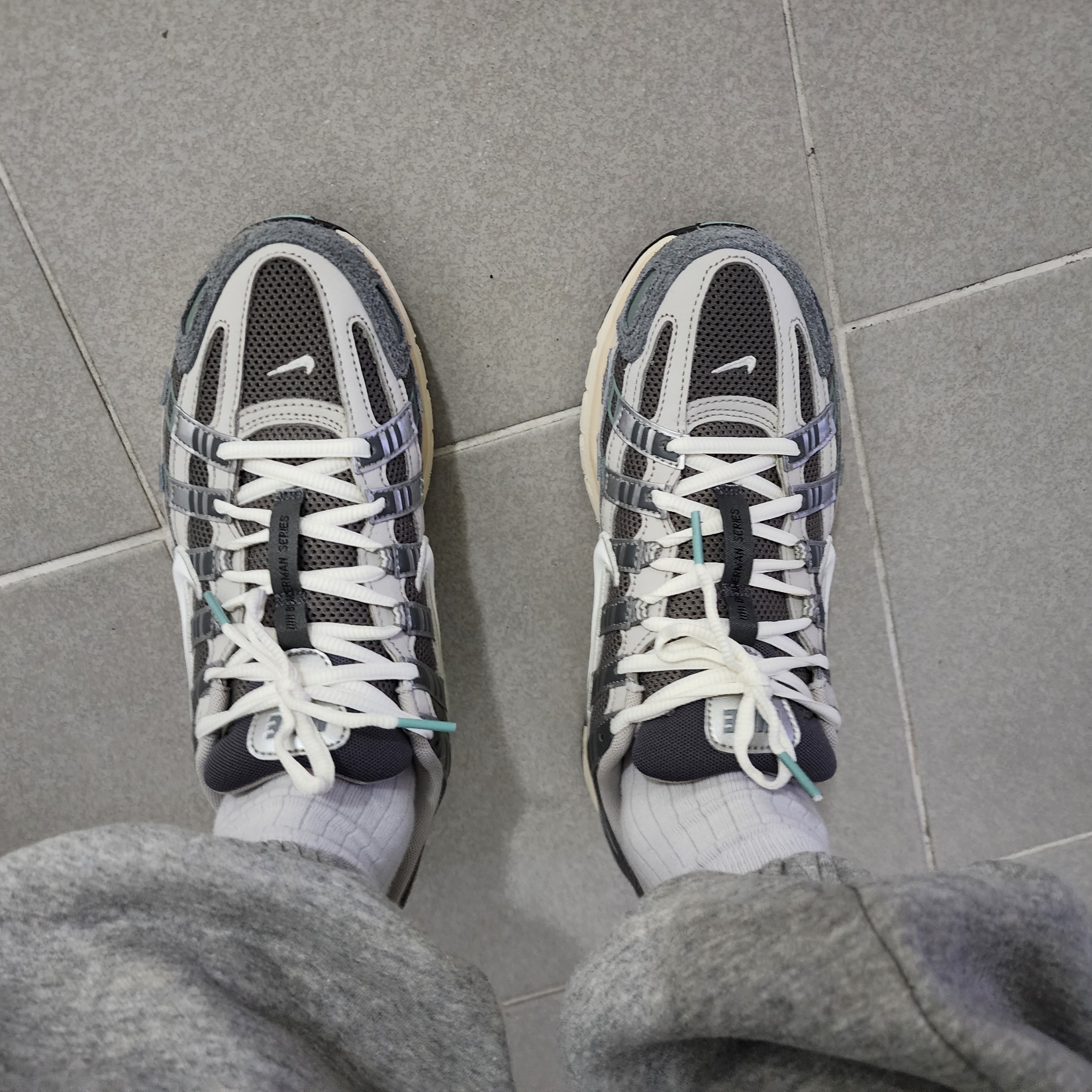 Nike P-6000 Flat Pewter Light Iron Ore 착용 스타일