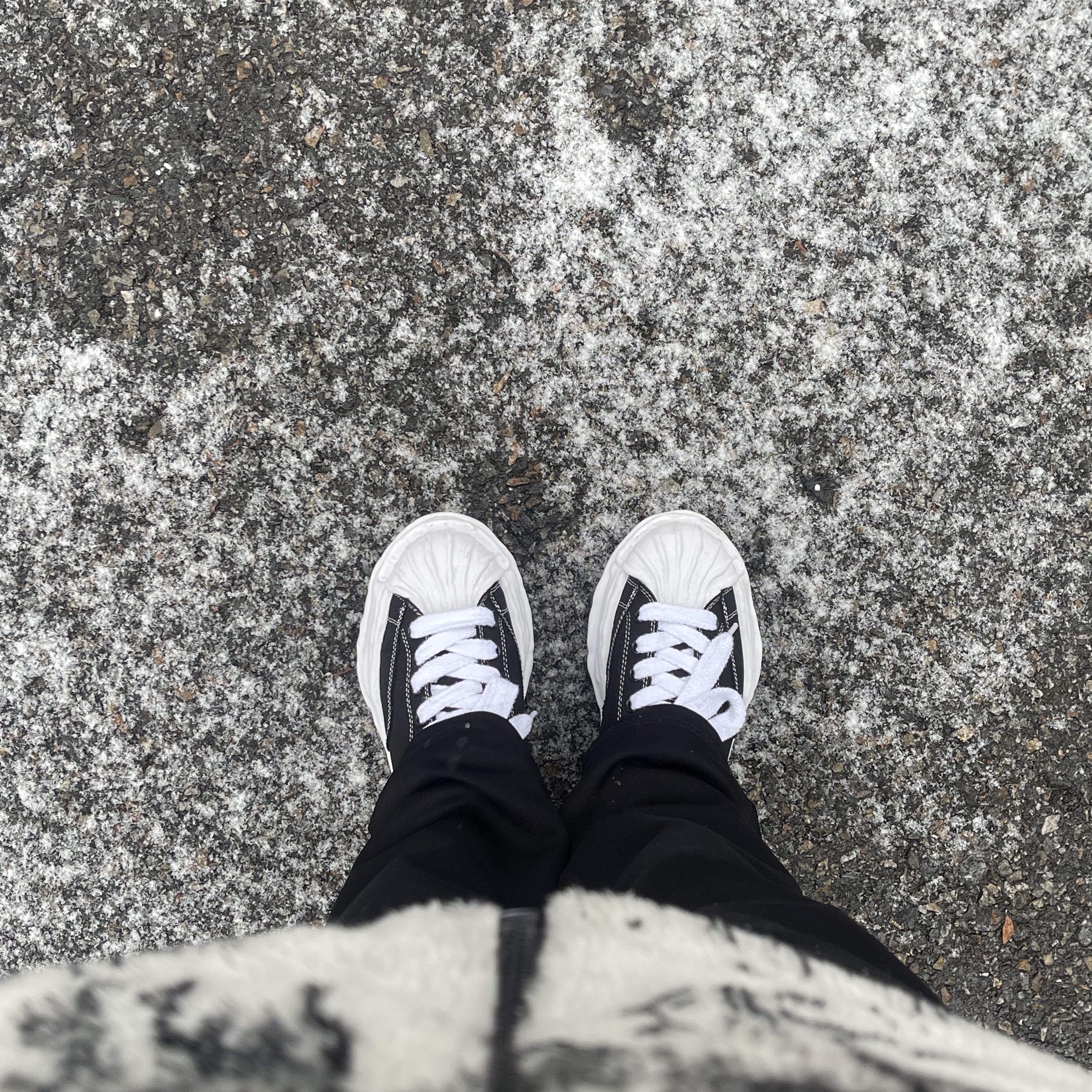 Maison Mihara Yasuhiro Blakey OG Sole Canvas Low-top Sneakers Black White 착용 스타일 - 1