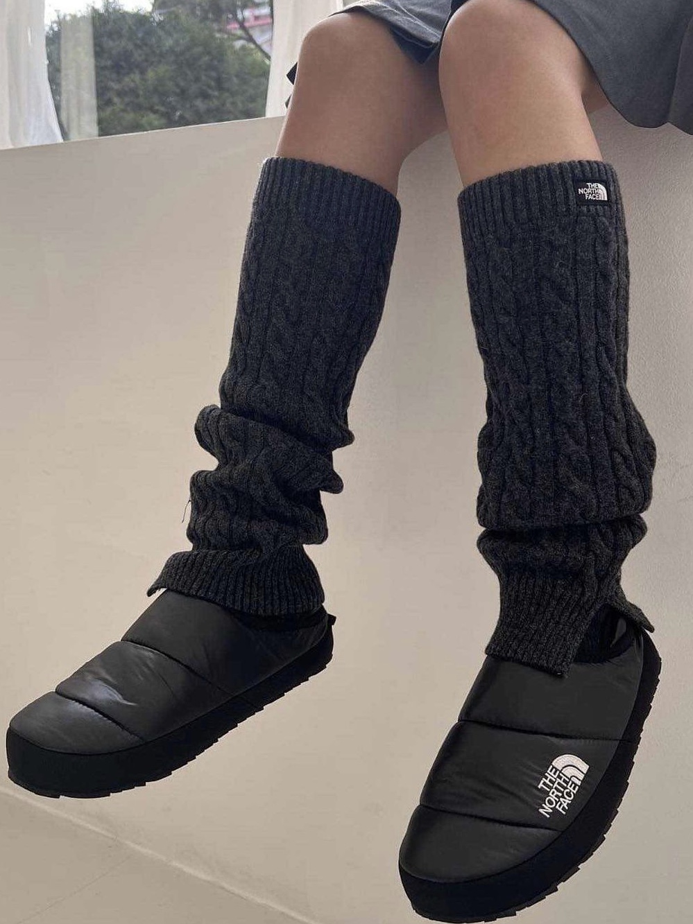 The North Face Nuptse Mule Black 착용 스타일