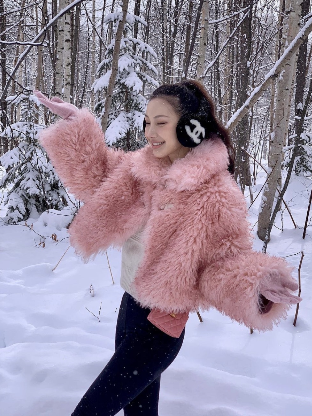 Chanel Earmuffs Shearling Lambskin Black White 착용 스타일