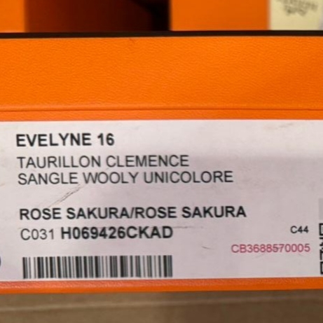 Hermes Evelyne 16 Amazone Bag Clemence & Palladium Rose Sakura 착용 스타일 - 4