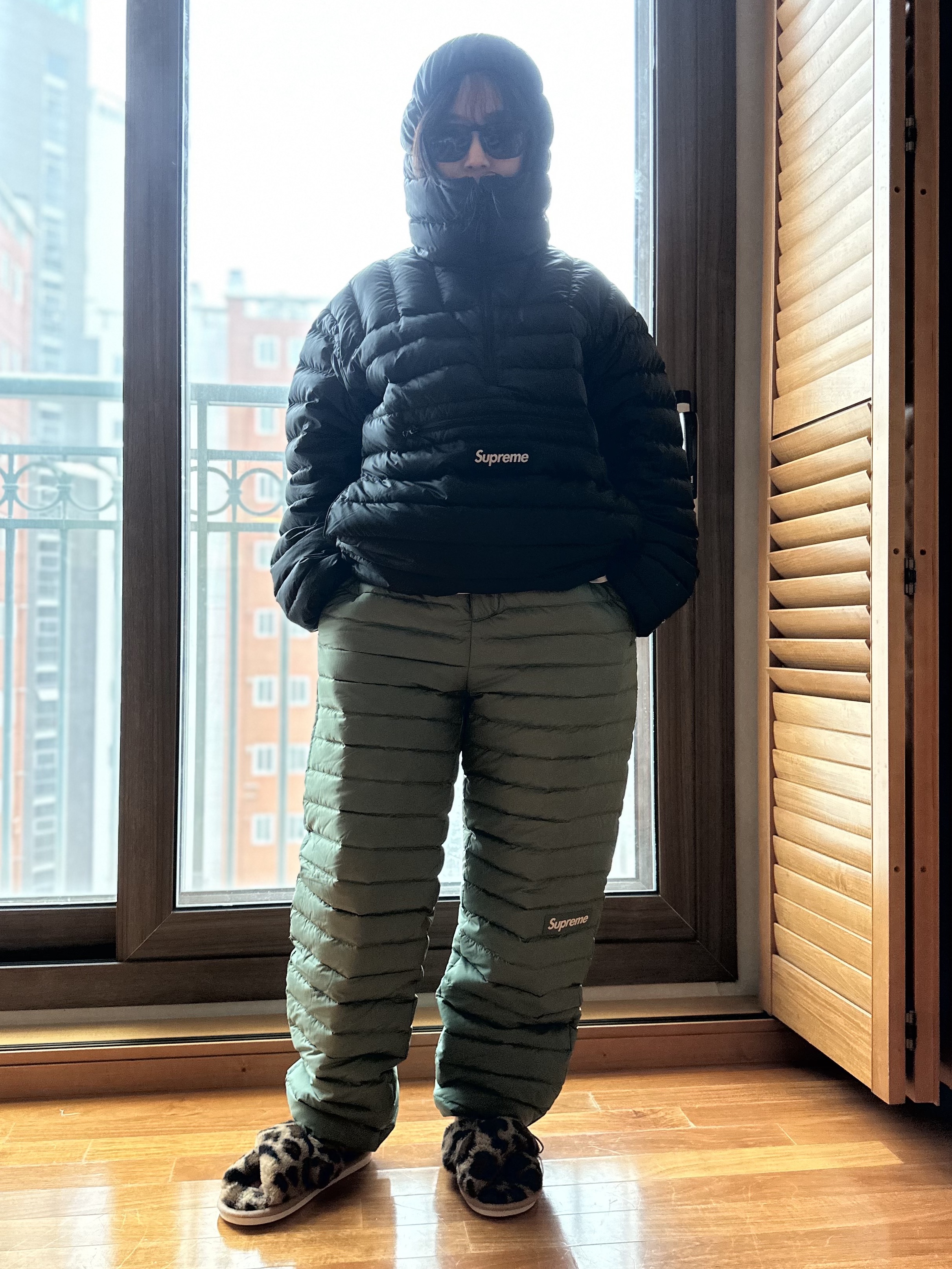 Supreme Micro Down Pant Olive - 23FW, Supreme Micro Down Half Zip Hooded Pullover Black - 23FW 착용 스타일 - 2
