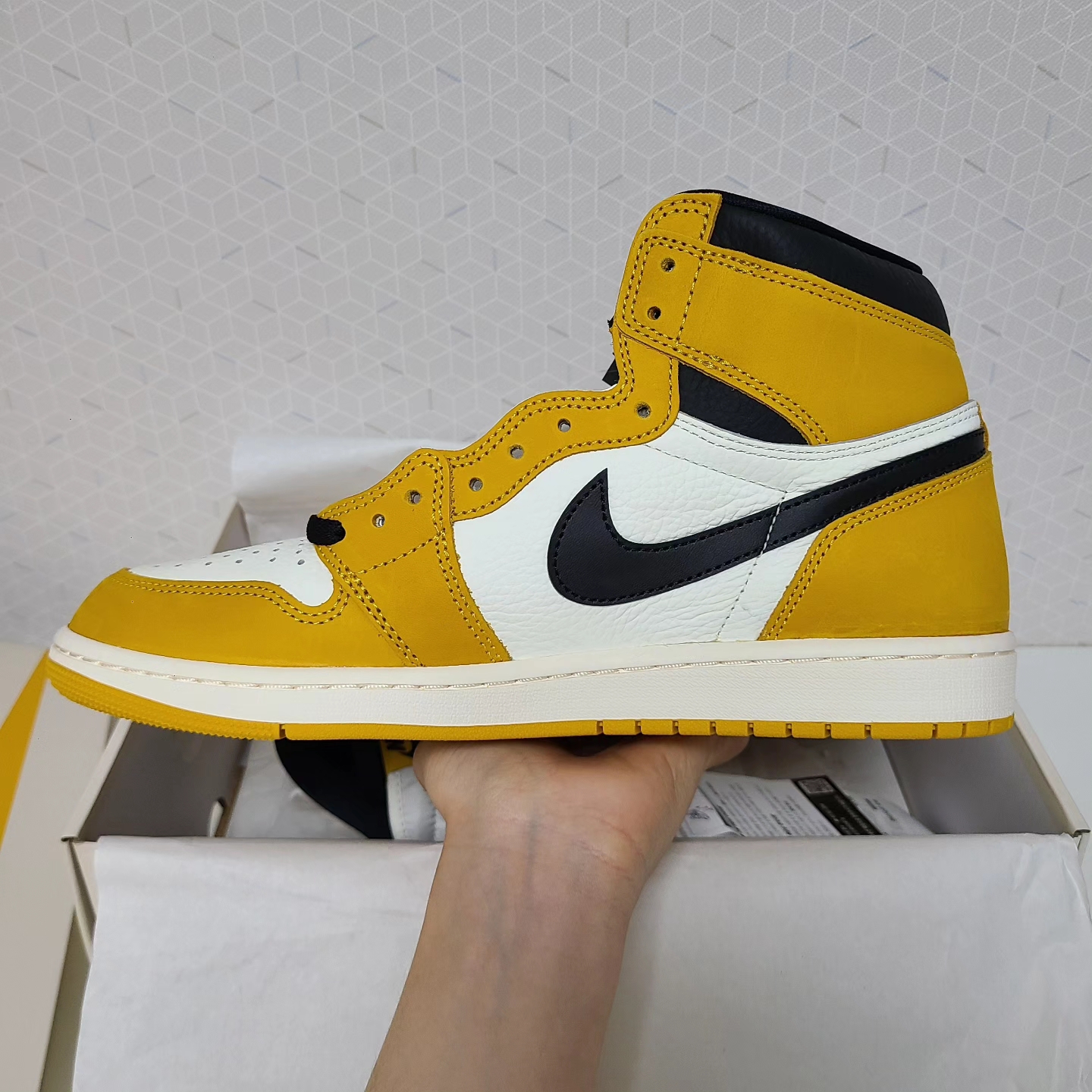 Jordan 1 Retro High OG Yellow Ochre 착용 스타일 - 5