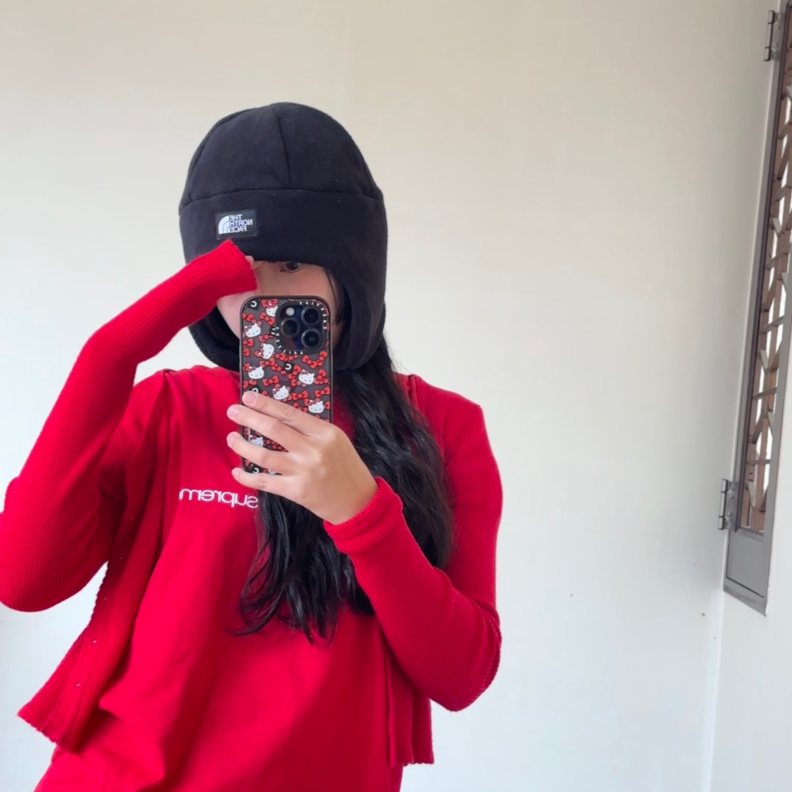 Supreme NYC T-Shirt Red - 23FW, The North Face Fleece Earmuff Beanie Black 착용 스타일 - 2