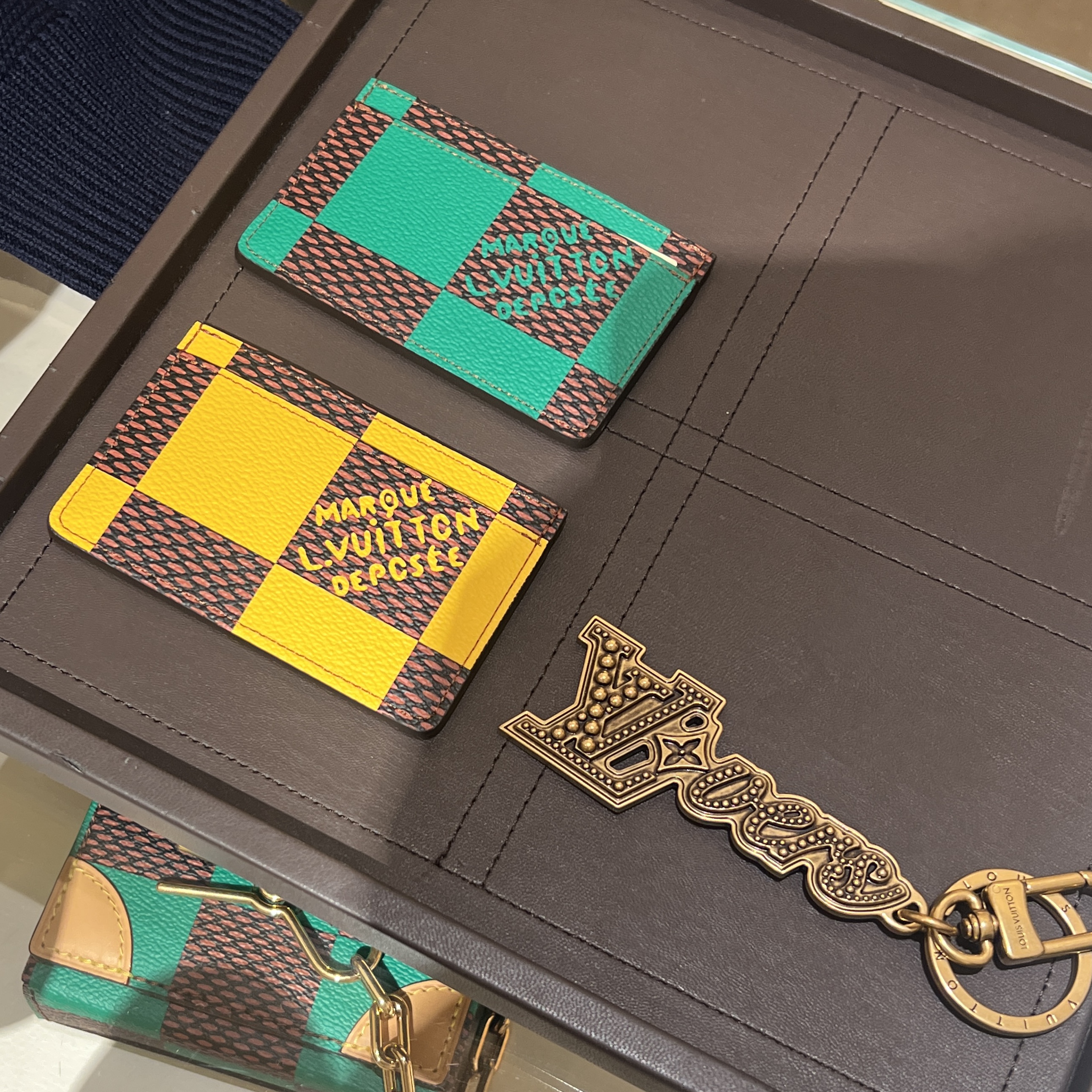 Louis Vuitton Porte Cartes Simple Damier Yellow 착용 스타일