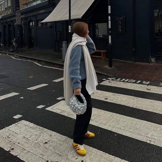 코스 퀼티드 마이크로백 실버 착용 스타일