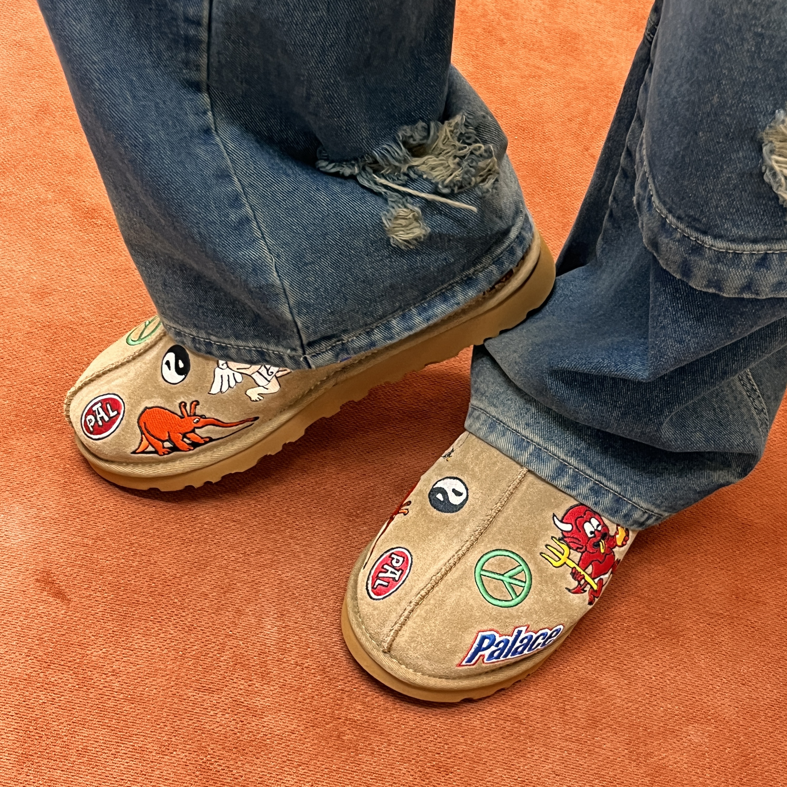 UGG x Palace Tasman Slipper Chestnut 착용 스타일 - 1