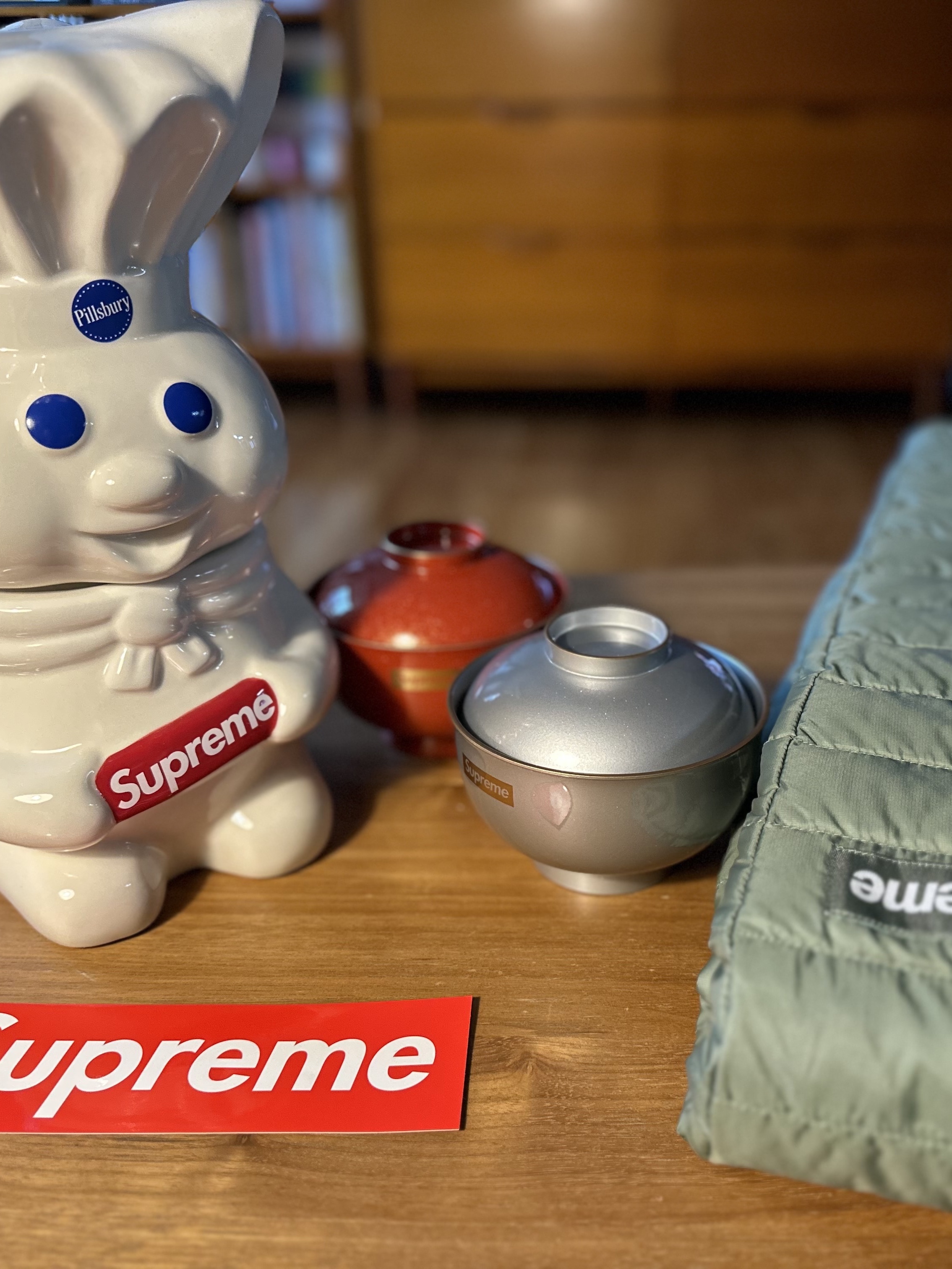 Supreme Zoni Glitter Bowl Silver - 23FW, Supreme Doughboy Cookie Jar White - 22FW 착용 스타일 - 1