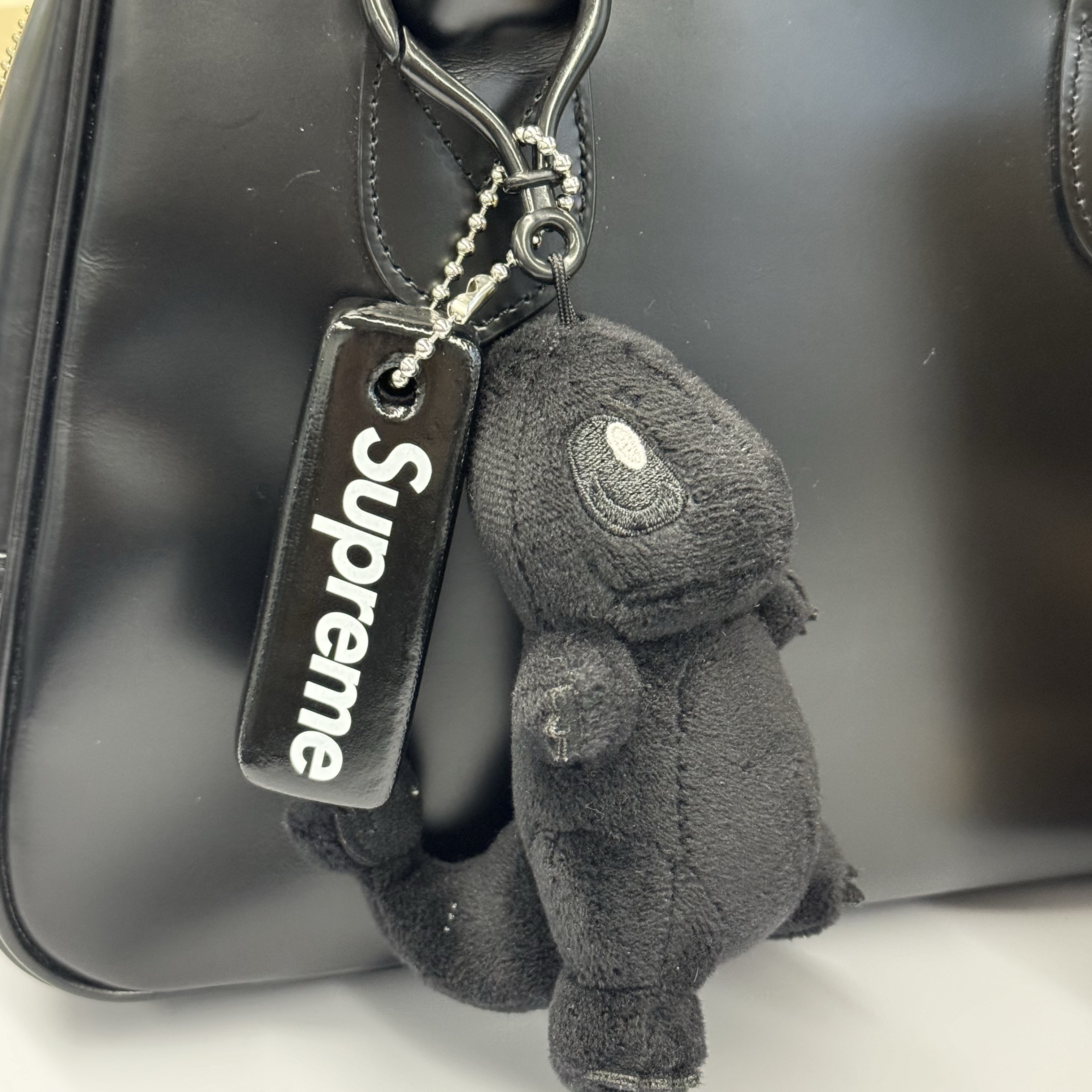 Supreme Floating Keychain Black - 23FW, Fragment x Pokemon INN Thunderbolt Project TBP Mascot Key Ring Hitokage Black 착용 스타일