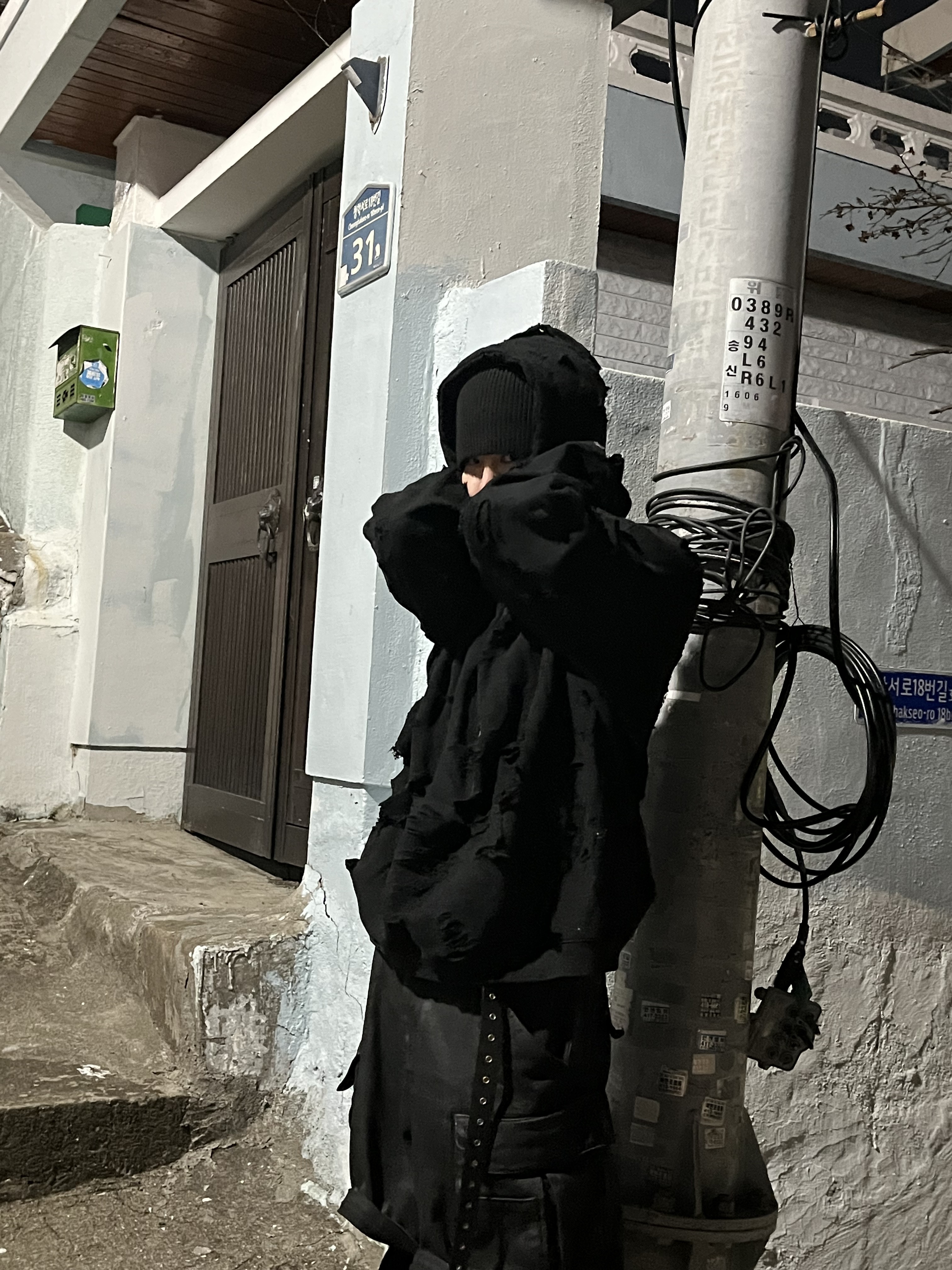 Project G/R BDSM Belt Black, Project G/R Oversized Convertible Cargo Pants Coated Black 착용 스타일 - 1