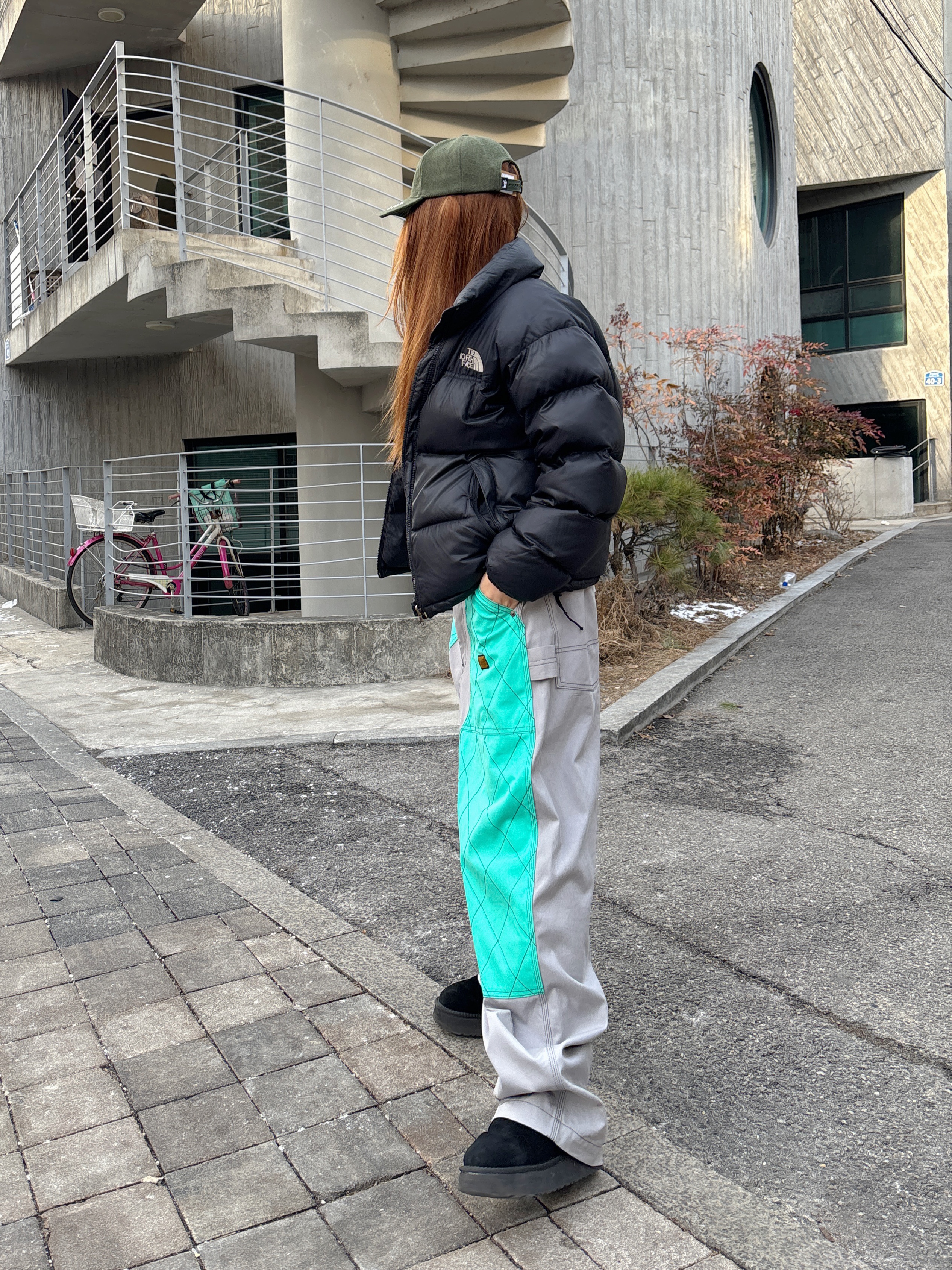 스투시 월드와이드 로우 프로 캡 포레스트, 노스페이스 1996 에코 눕시 자켓 리얼 블랙 착용 스타일 - 2