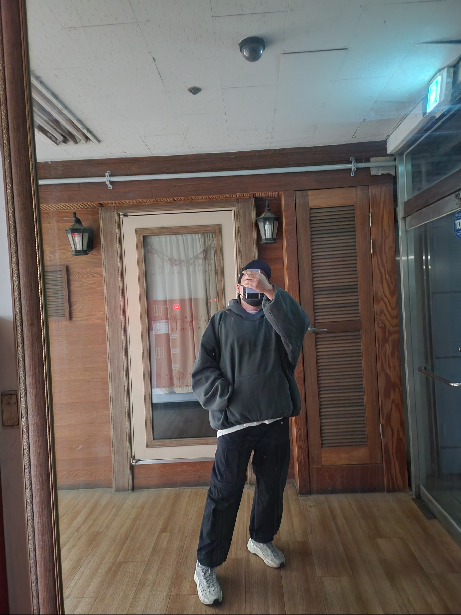 Yeezy Gap Engineered By Balenciaga Dove Hoodie Black, Adidas Yeezy Boost 700 V2 Static 2022 착용 스타일 - 2