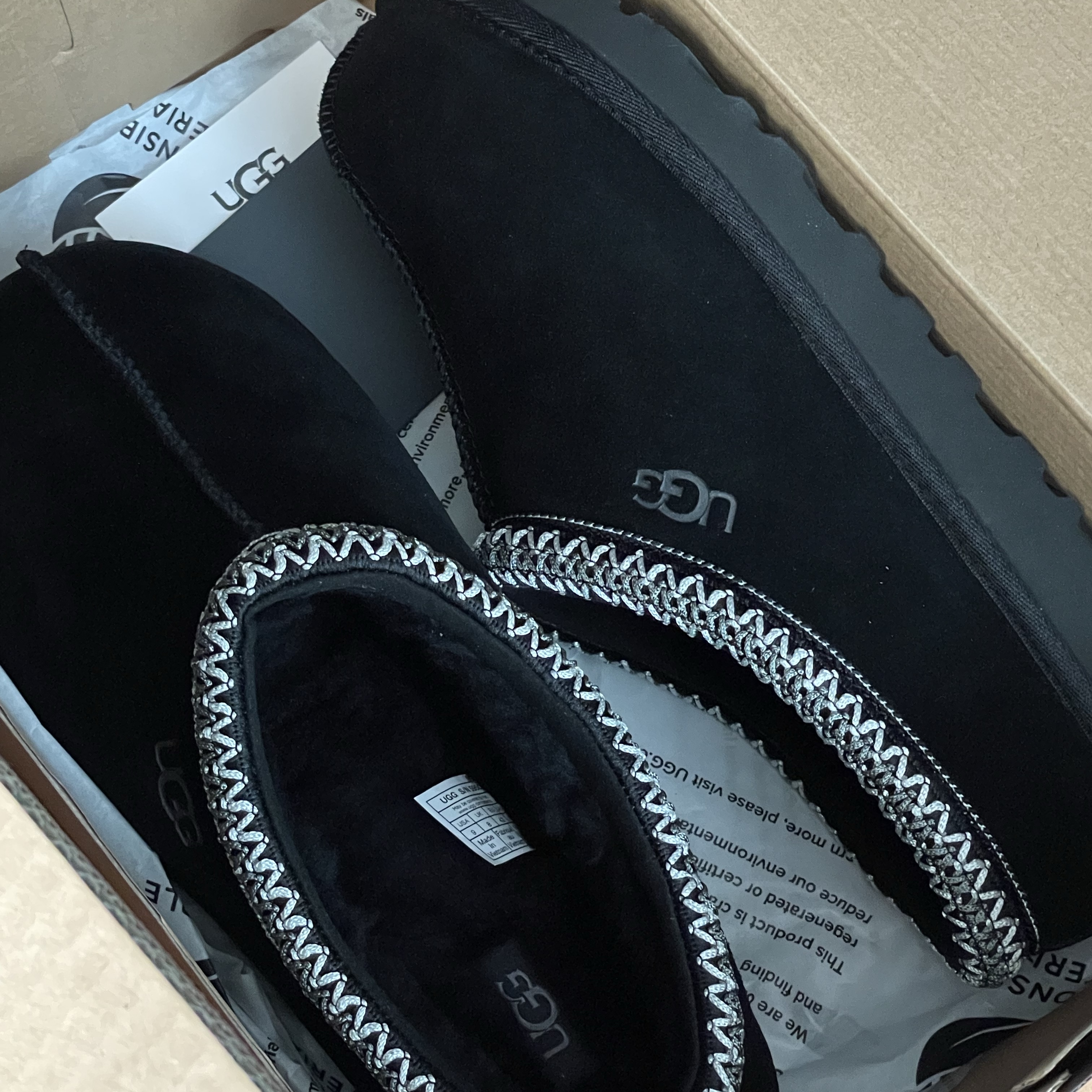 UGG Tasman Black 착용 스타일