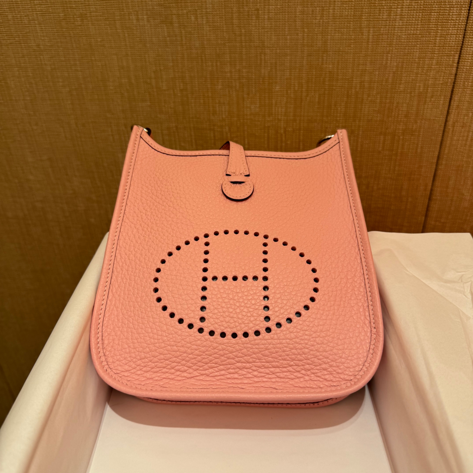 Hermes Evelyne 16 Amazone Bag Clemence & Palladium Rose Sakura 착용 스타일 - 2