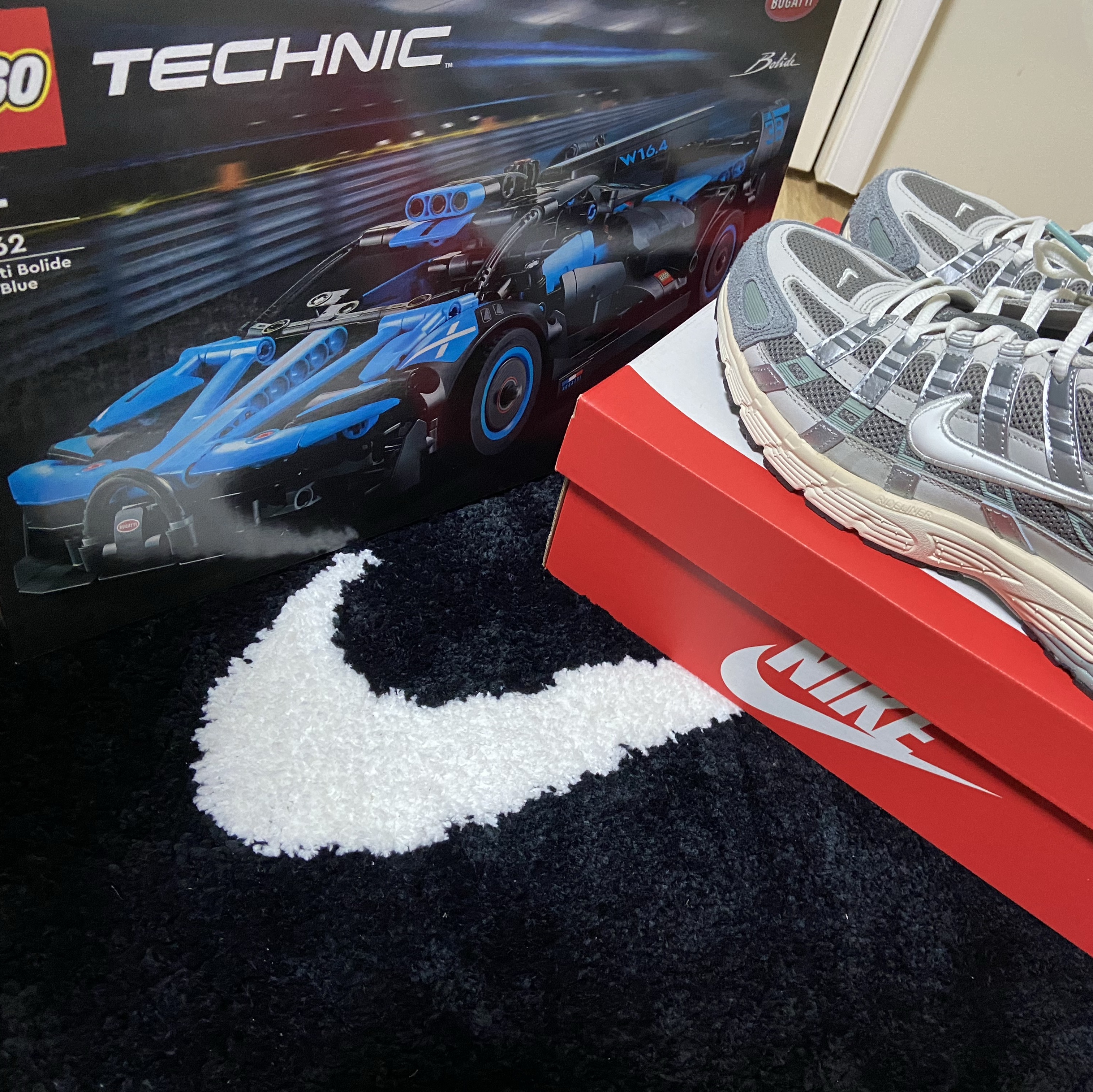 Nike Swoosh Rug Black White, Nike P-6000 Flat Pewter Light Iron Ore 착용 스타일