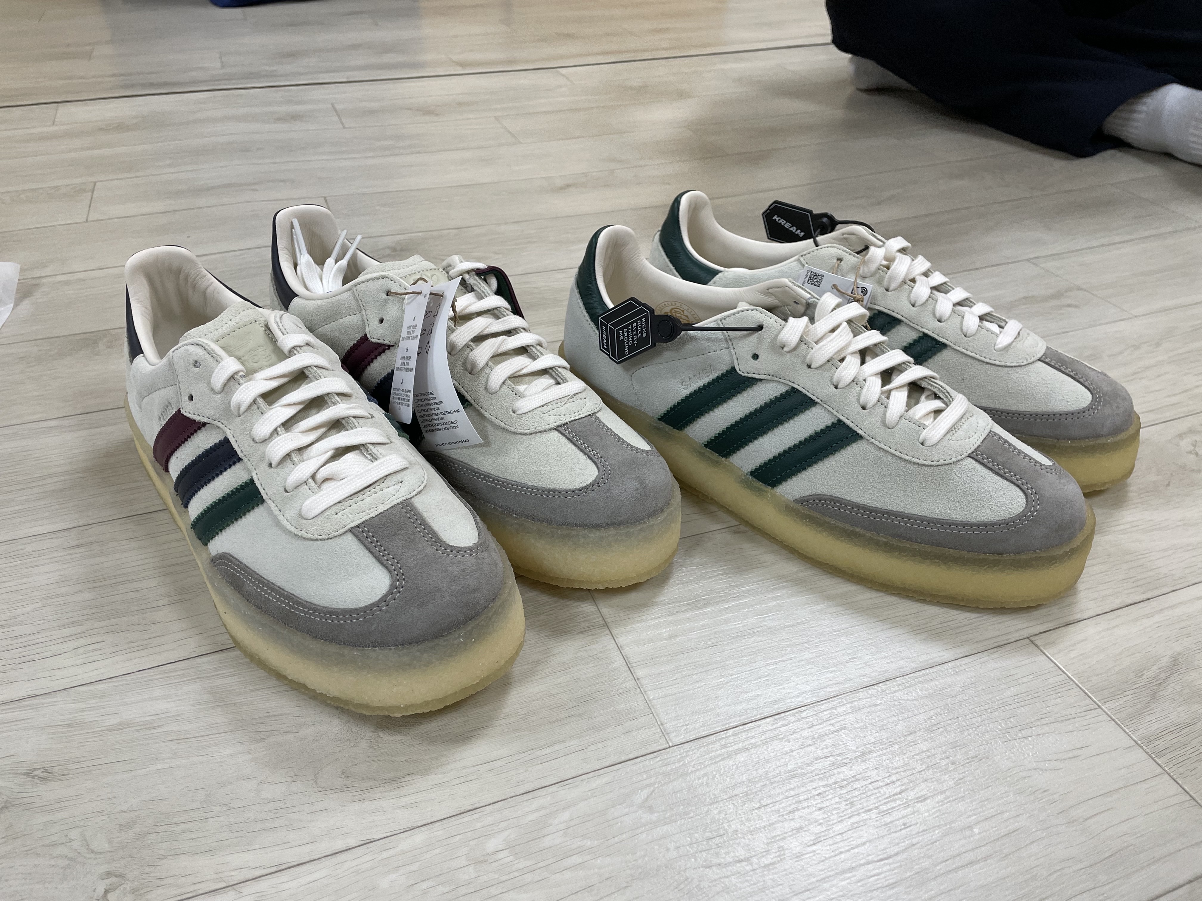 Adidas x Clarks x Ronnie Fieg 8th Street Samba Chalk White Collegiate Green 착용 스타일 - 3