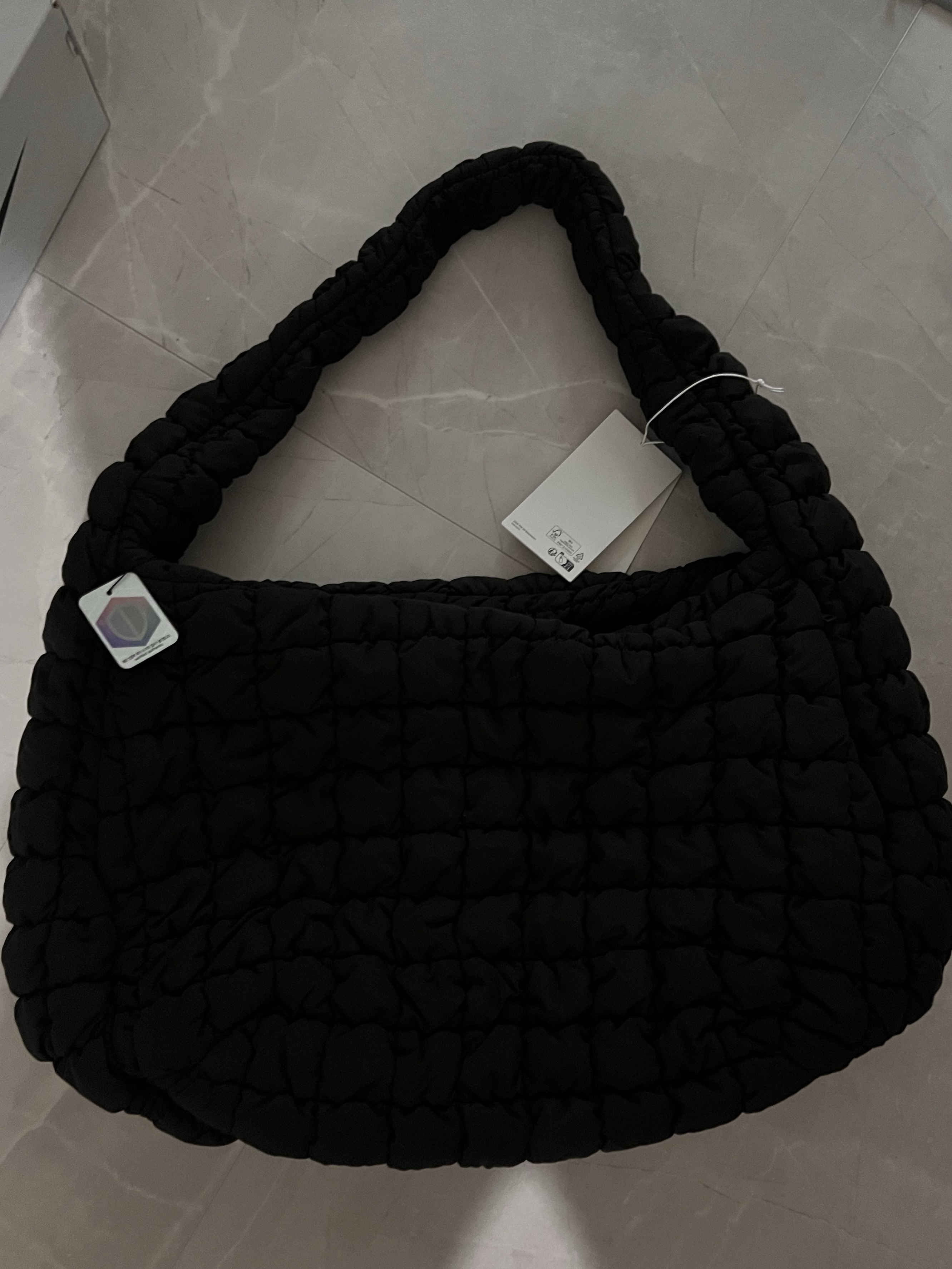 COS Quilted Oversized Shoulder Bag Black 착용 스타일