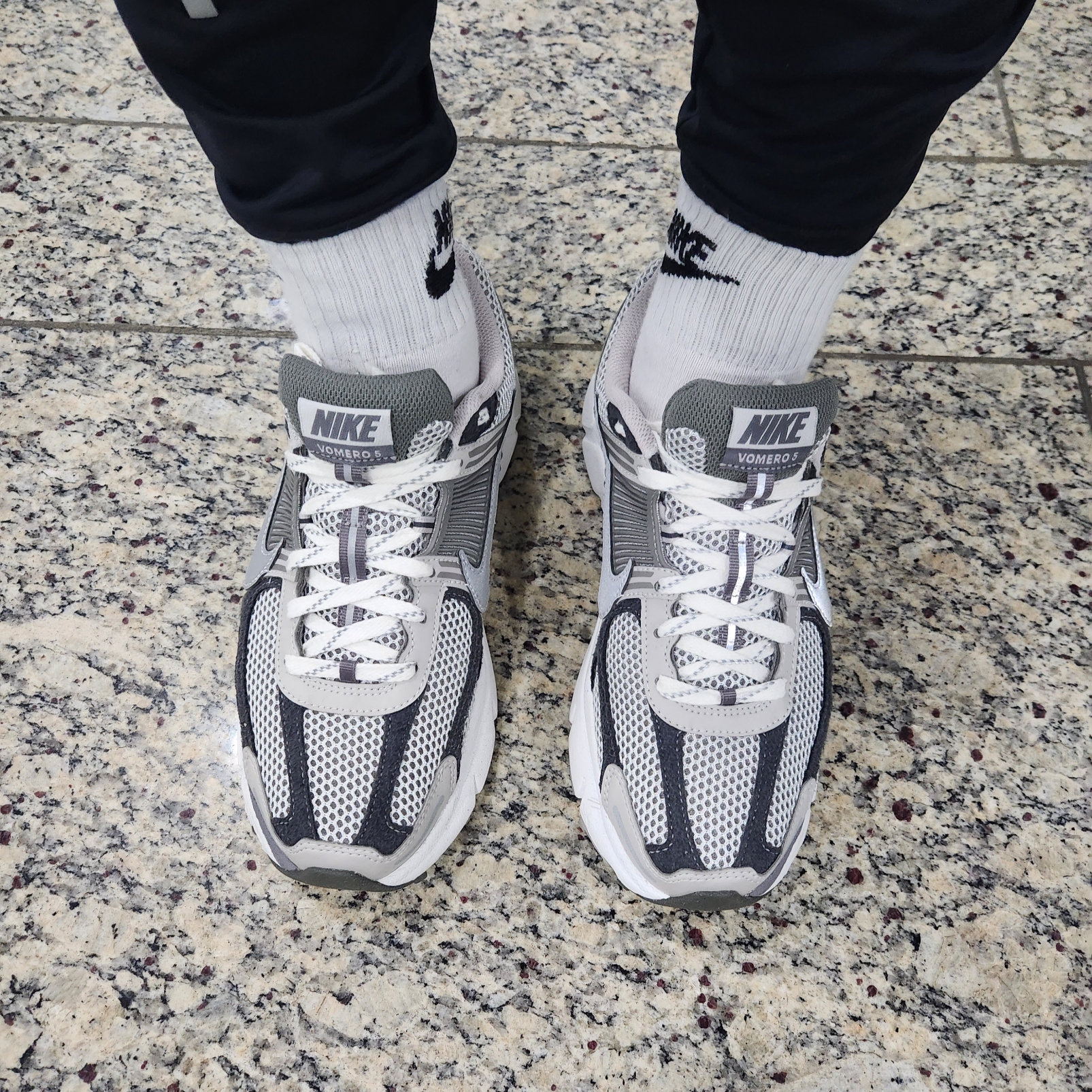 Nike Zoom Vomero 5 PRM Light Iron Ore and Flat Fewter 착용 스타일