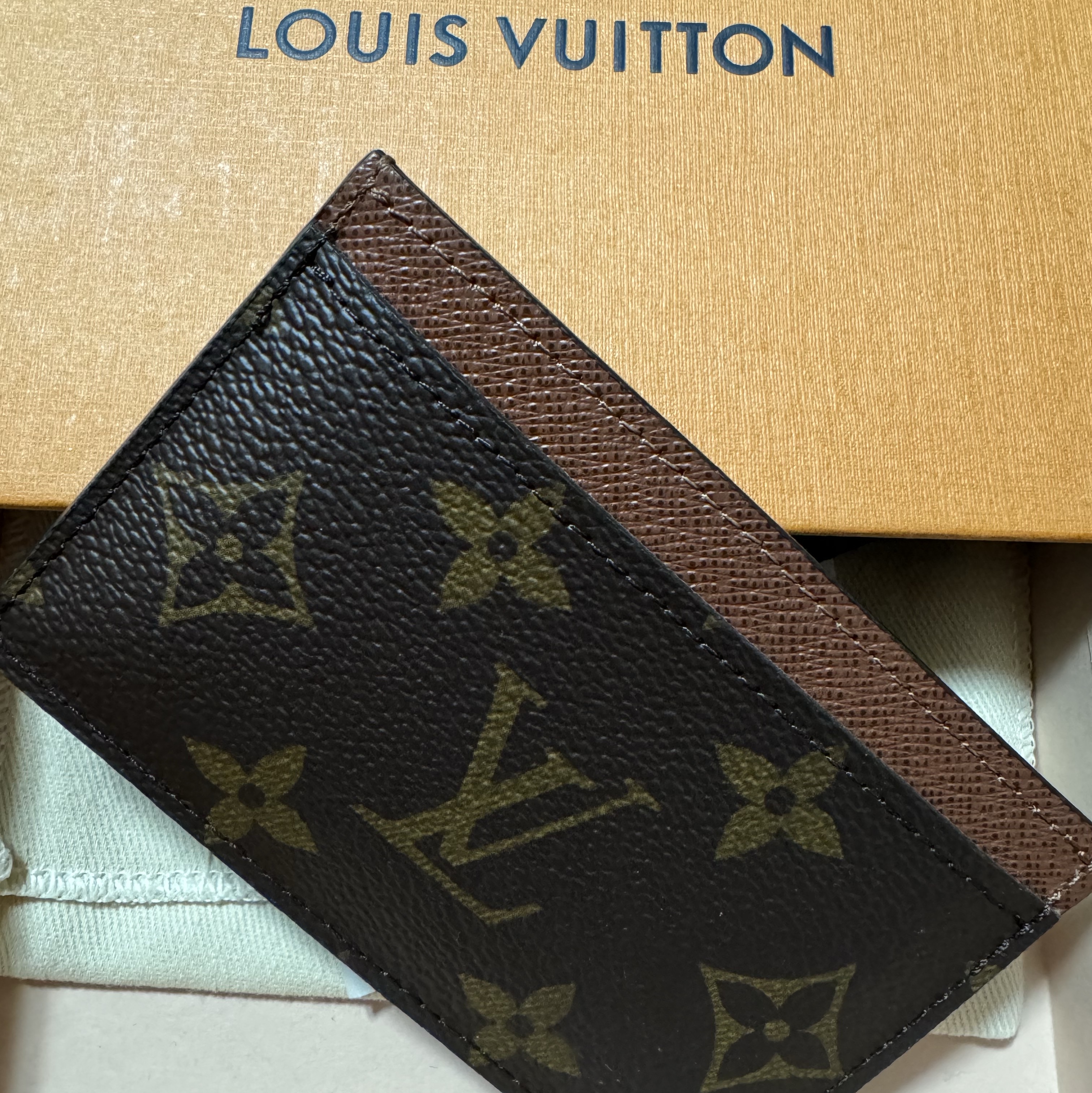 Louis Vuitton Card Holder Monogram Armagnac 착용 스타일