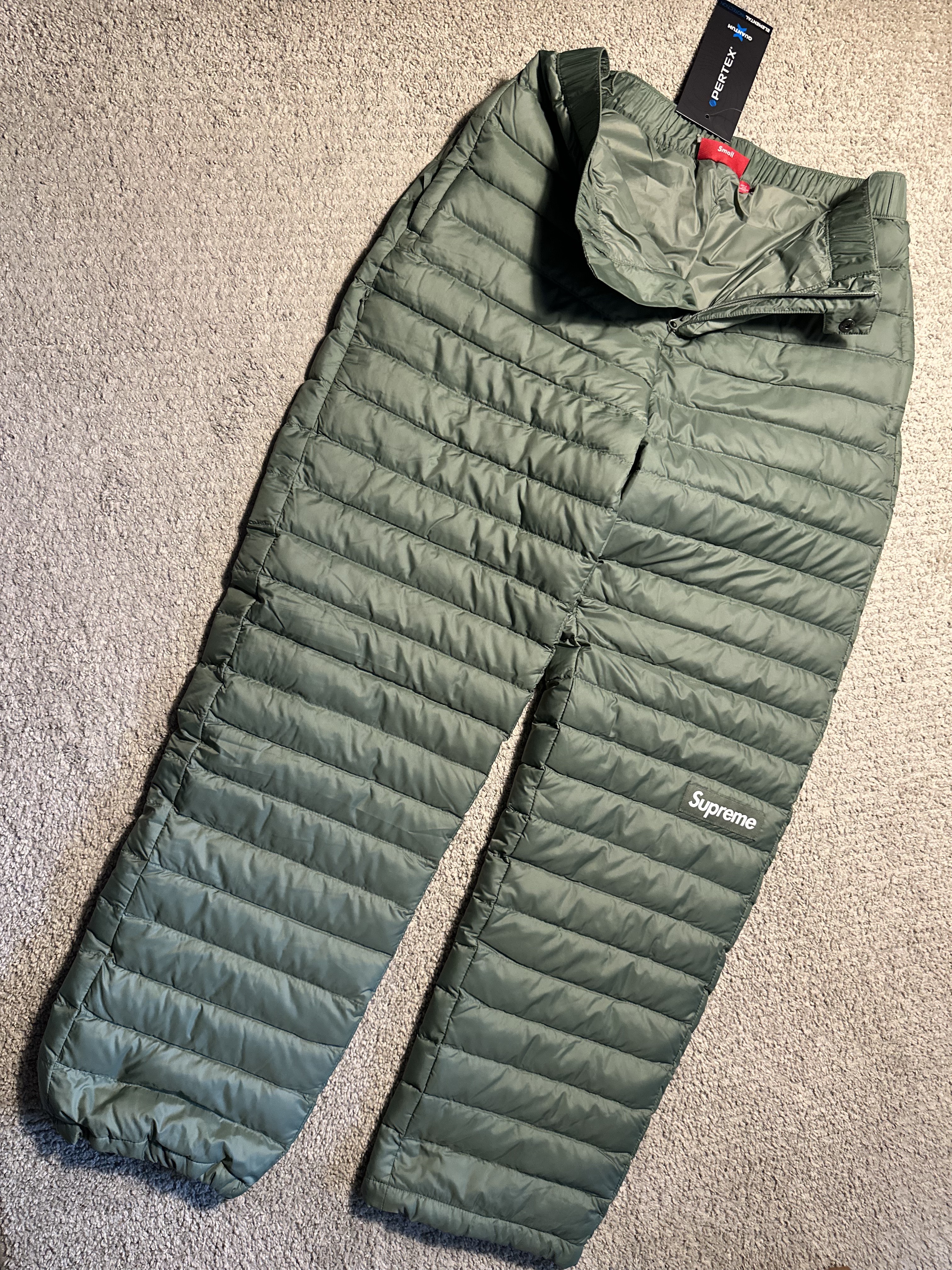 Supreme Micro Down Pant Olive - 23FW, Supreme Micro Down Half Zip Hooded Pullover Black - 23FW 착용 스타일 - 6