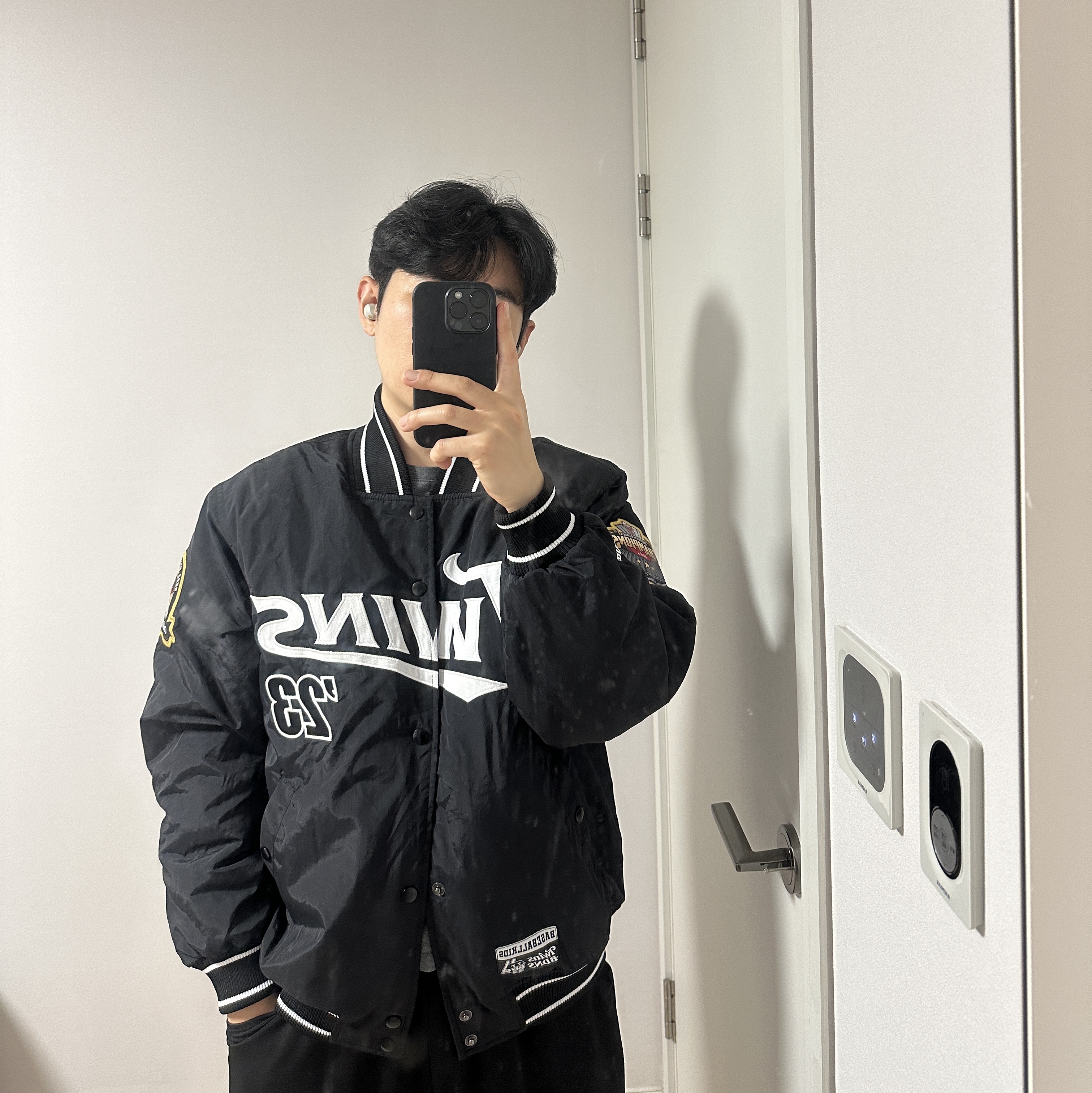 BDNS x LG TWINS 2023 Champions Jumper Black 착용 스타일