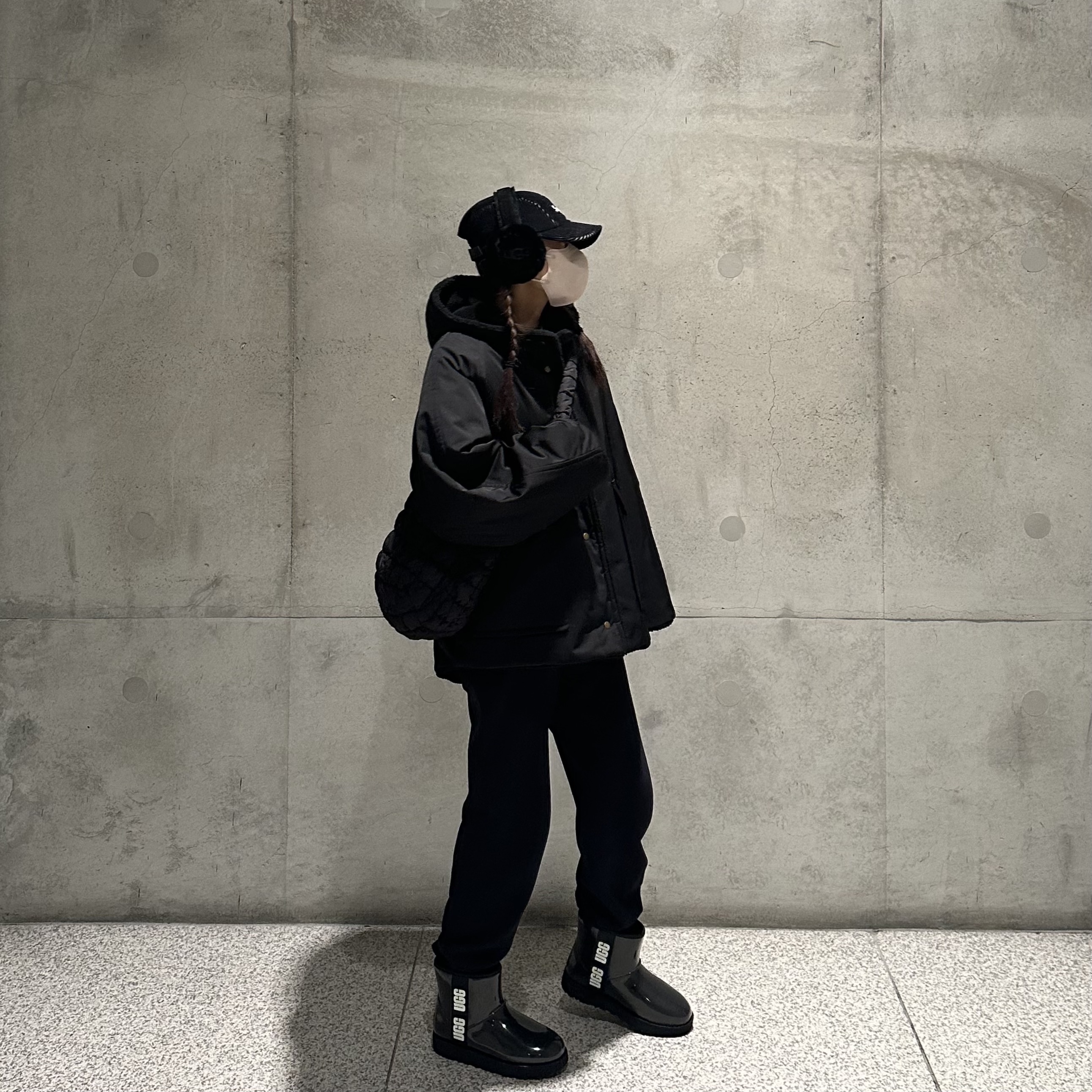 (W) UGG Embroidered Logo Earmuff Black, COS Quilted Messenger Bag Black 착용 스타일 - 1