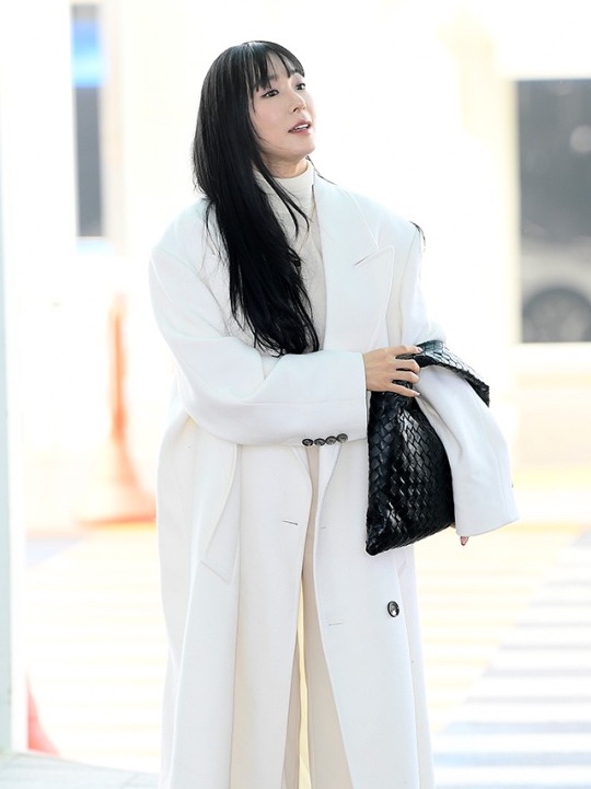 Bottega Veneta Leather Jodie Black 착용 스타일