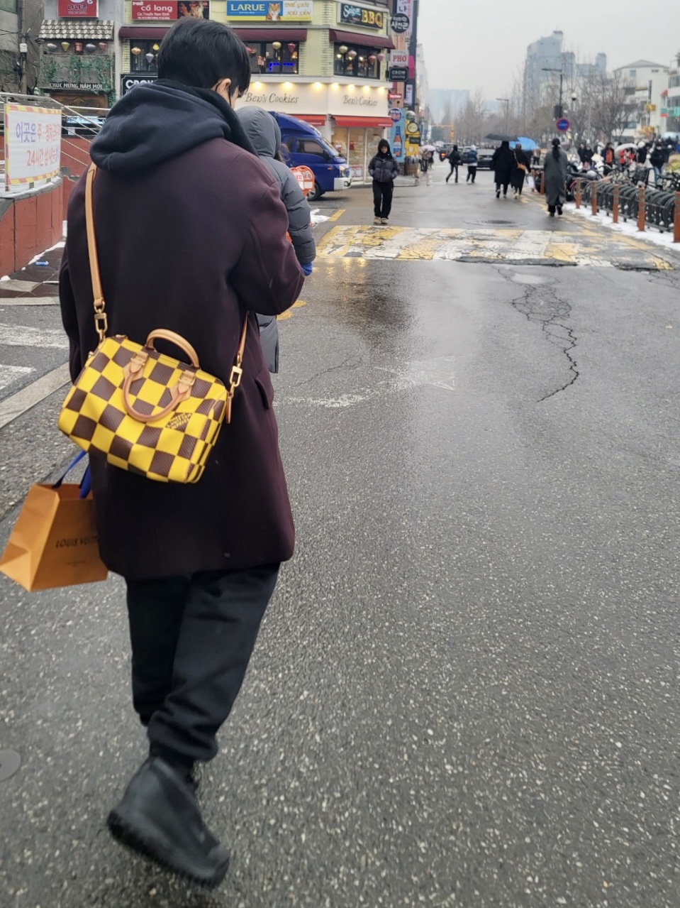 Louis Vuitton Pocket Organizer Damier Yellow 착용 스타일 - 1