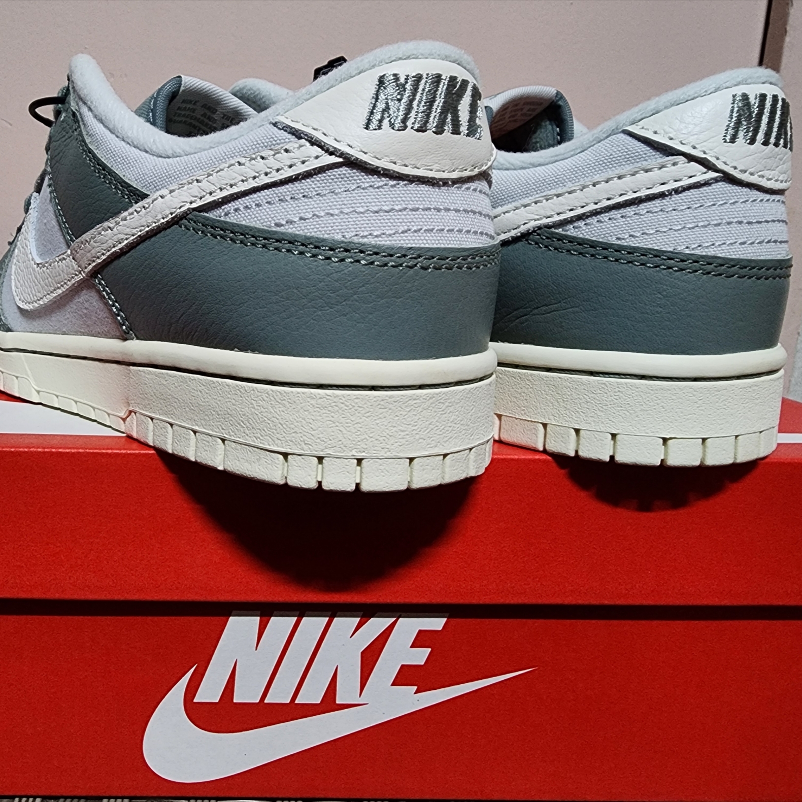 Nike Dunk Low Mica Green 착용 스타일 - 2