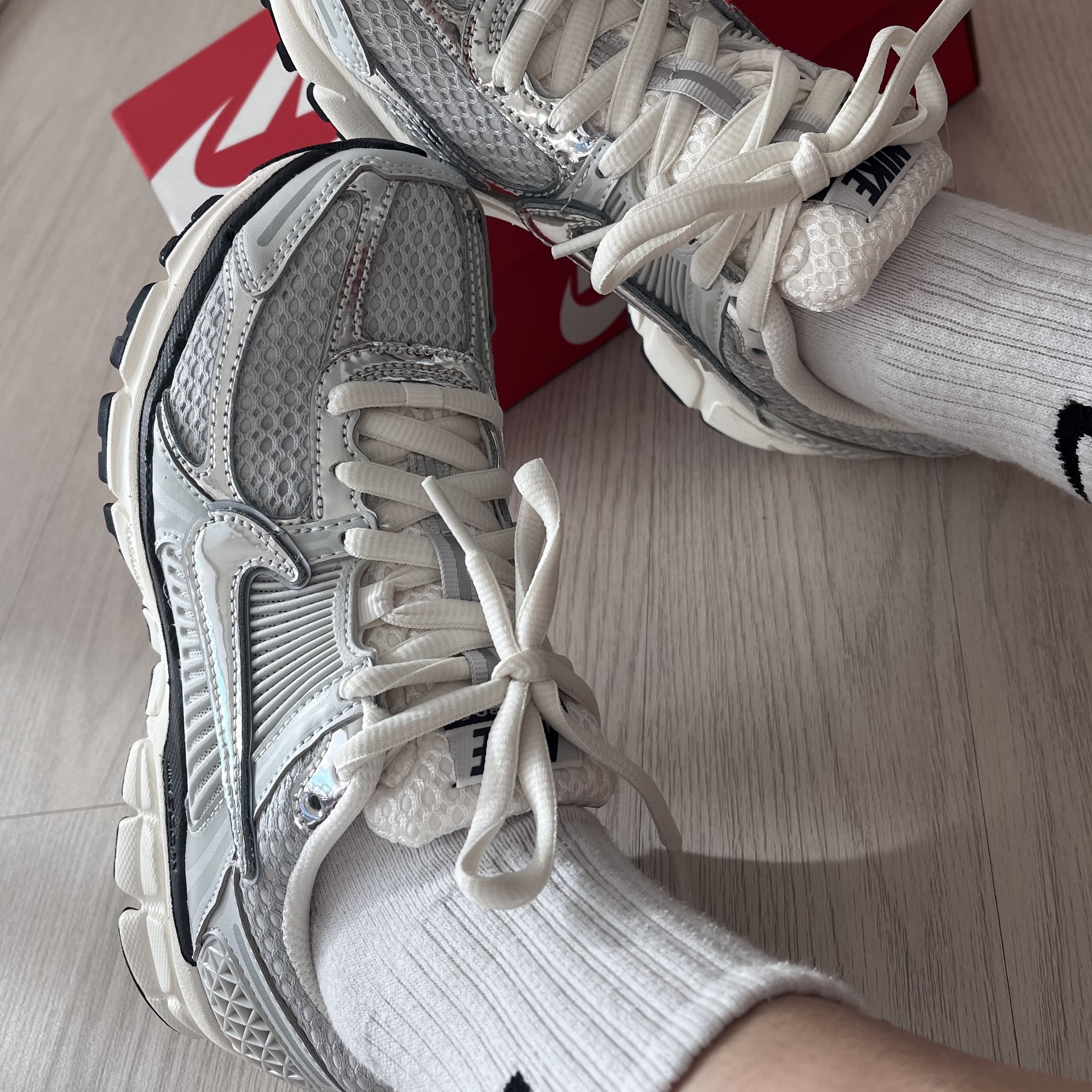 (W) Nike Zoom Vomero 5 Photon Dust and Metallic Silver 착용 스타일