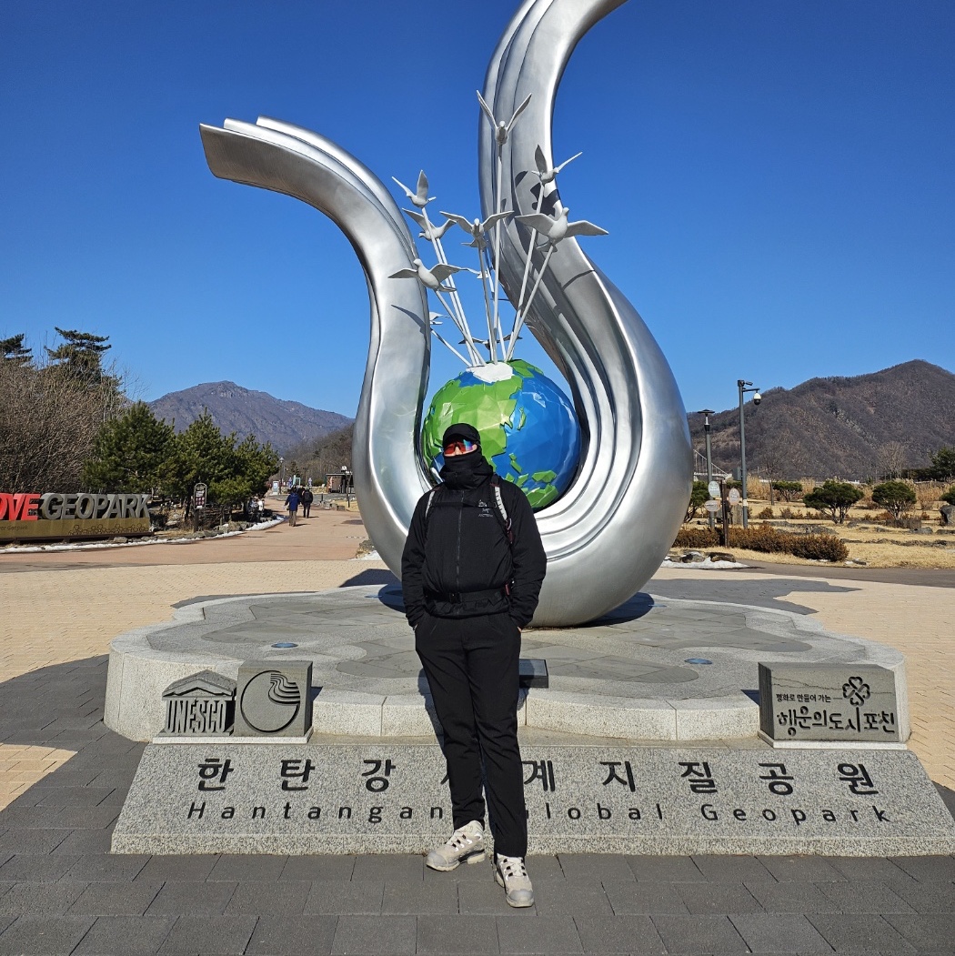 Arc'teryx Atom LT Hoody Black, Oakley Sutro Lite Matte Carbon Frame Prizm Golf Lenses Low Bridge Fit 착용 스타일 - 1