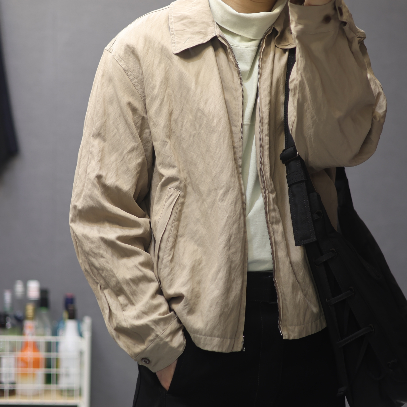 Lemaire Viscose Cotton Zipped Blouson Rose Beige, Lemaire Medium Soft Game Bag Nylon Canvas Dark Chocolate 착용 스타일 - 1