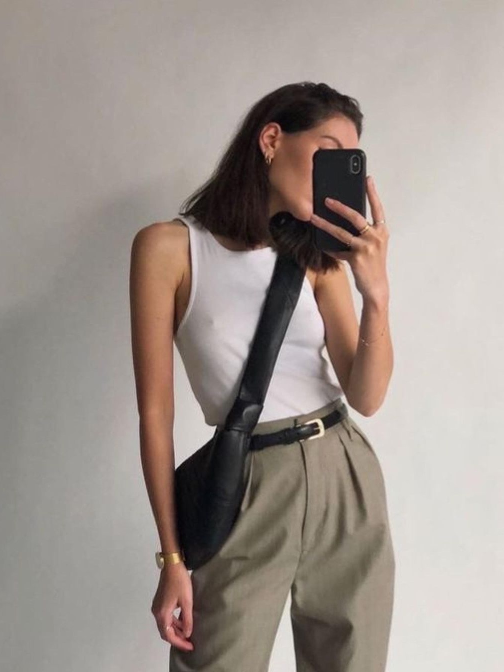 Lemaire Medium Croissant Bag Soft Nappa Leather Dark Chocolate, Lemaire Large Croissant Bag Soft Nappa Leather Black 착용 스타일 - 3
