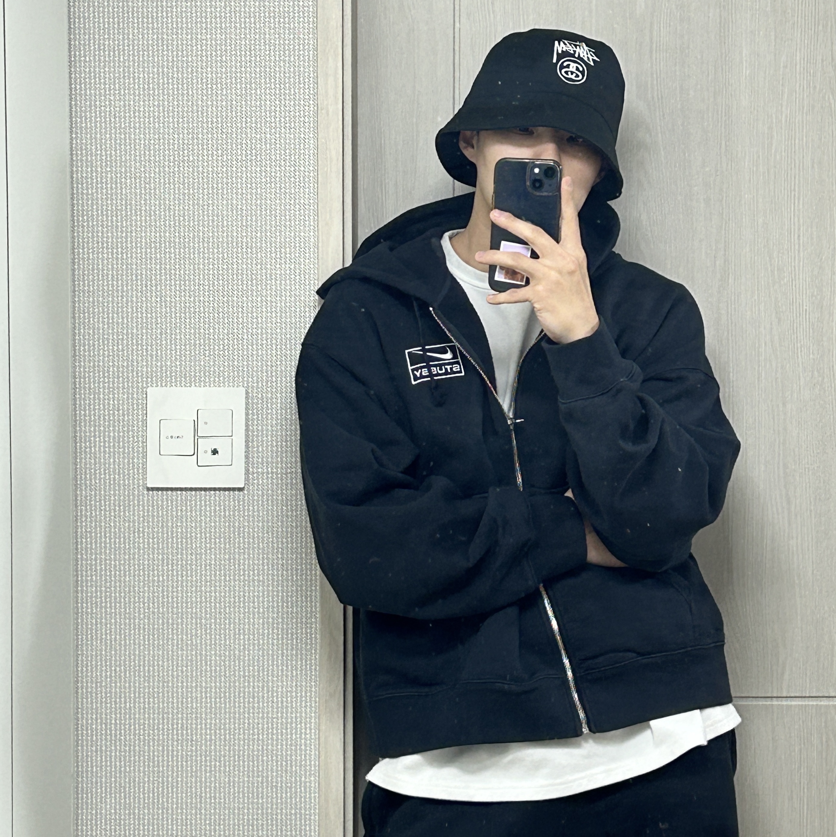 Nike x Stussy Full Zip Washed Fleece Hoodie Black (FJ9175-010), Nike x Stussy NRG Washed Fleece Pants Black (DO5296-010) 착용 스타일 - 1