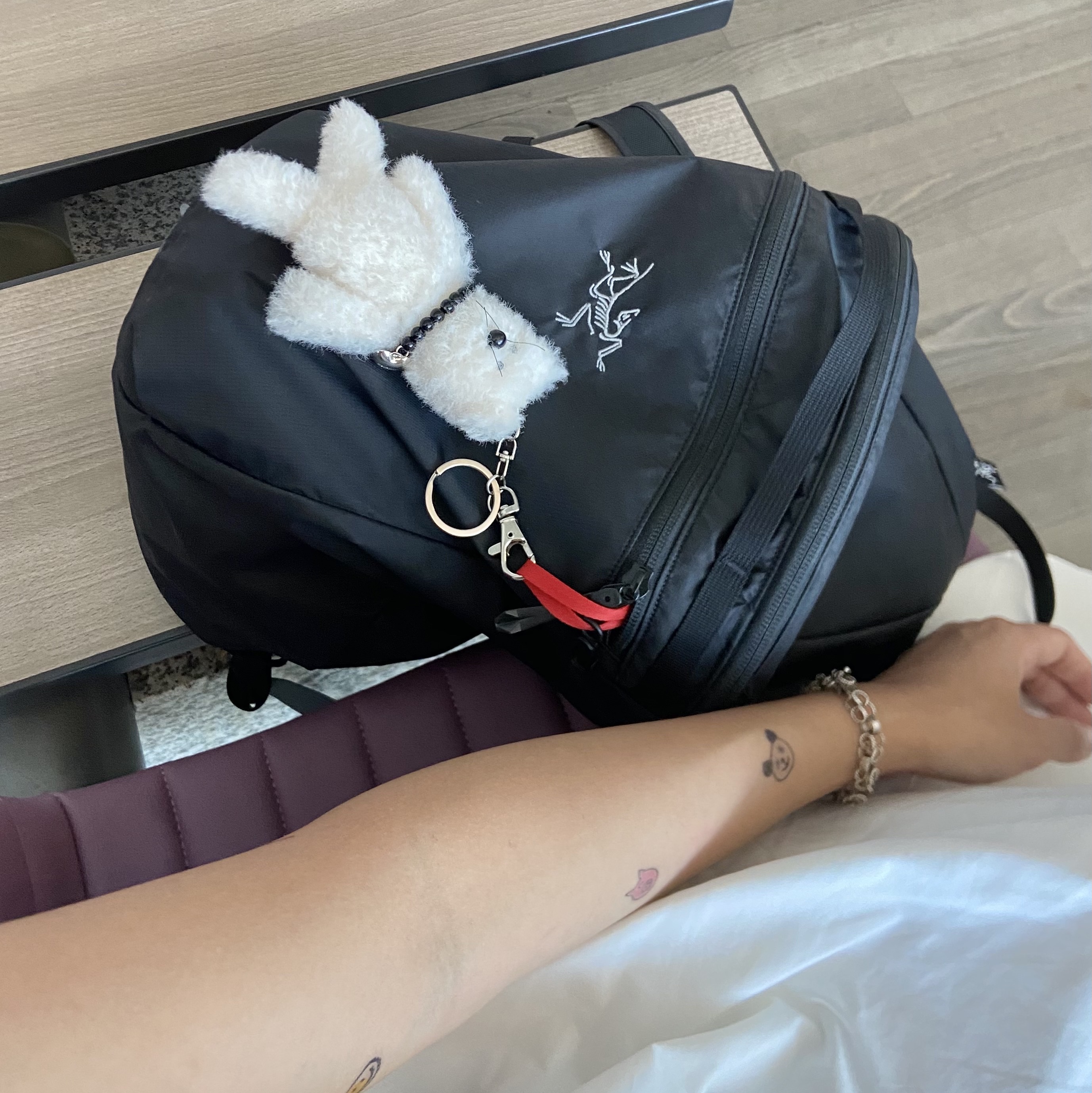 [KREAM 단독] Monamhee Creami Keyring Cream, Arc'teryx Heliad 15 Backpack Black 착용 스타일